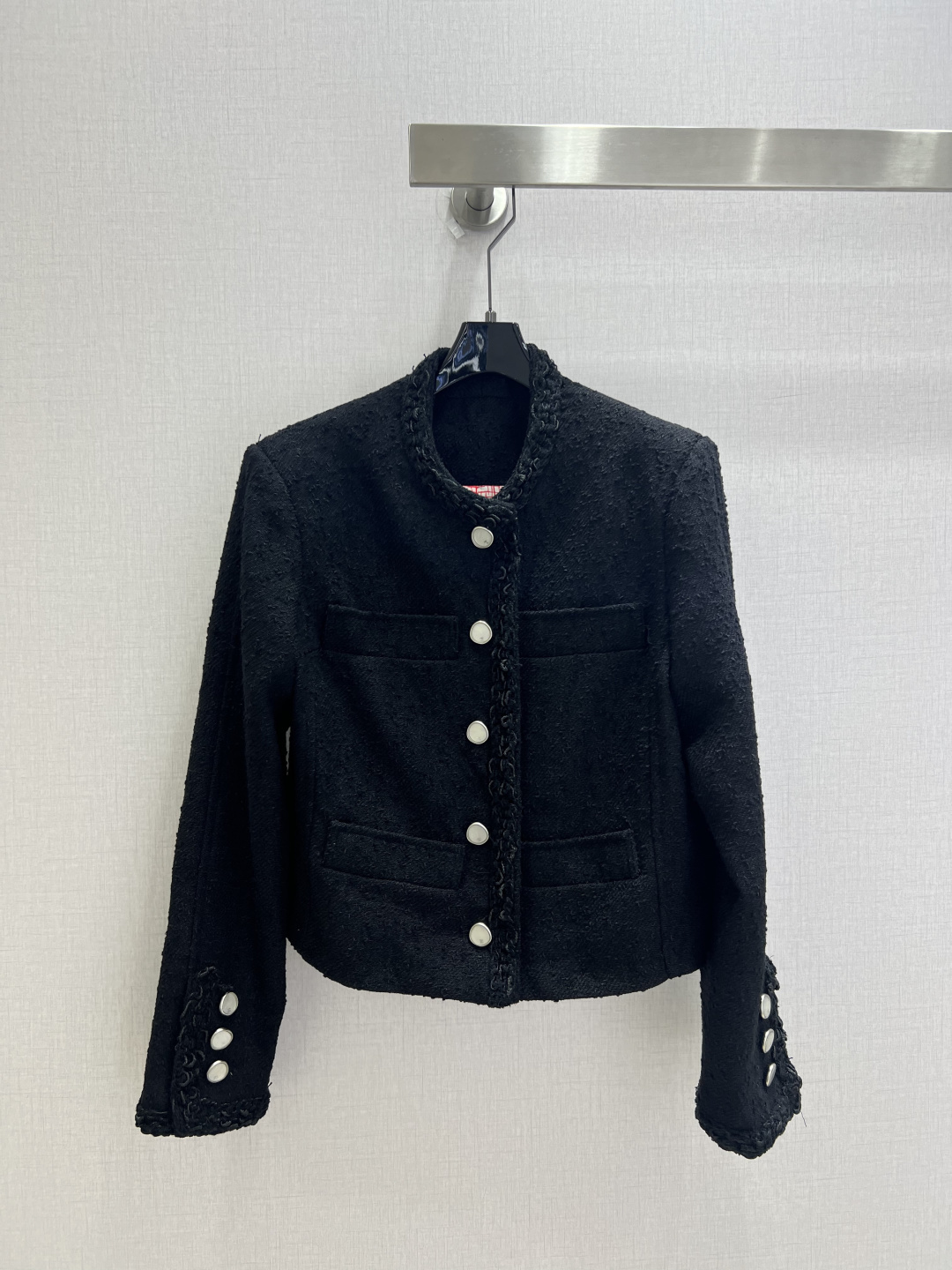 NO:903605,Highly recommended 26 spring and summer new style. Wool edge tweed long-sleeved jacket. Classic black small fragrant style tweed small fragrant jacket. High-density black textured tweed is selected. The fabric has a fine grain texture. It is stiff and not easy to collapse. It easily highlights the sharp right-angled shoulders. The placket, collar and cuffs are surrounded by handmade hairy webbing, which adds a refined layer. The transparent mother-of-pearl round buckle is gentle and elegant, low-key and unobtrusive. The details show the light and luxurious texture. Classic round neck short cut.  Raise the waistline to optimize body proportions. Small people can easily control it. The four-pocket design takes into account both style and practicality. It can be paired with a dress for daily use and is gentle for commuting. Pair it with jeans for a casual atmosphere. It is low-key and has a noble aura. One color SML code. High quality, skirts, jeans, jackets & coats,19860909强烈推荐 26春夏新款 毛边粗呢长袖外套 经典黑色小香风粗花呢小香外套 甄选高密黑色肌理花呢 面料自带细腻颗粒质感 挺括不易软塌 轻松衬出利落直角肩 门襟、领口与袖口环绕手工毛须织带 增添精致层次 通透贝母圆扣温润雅致 低调不张扬 细节尽显轻奢质感 经典圆领短款剪裁 拉高腰线优化身材比例 小个子也能轻松驾驭 四口袋设计兼顾造型与实用性 日常搭配连衣裙温婉通勤 配牛仔裤随性大气 低调自带显贵气场 一个色 SML码 高品质,,skirts,jeans,jackets & coats,,Women's clothing