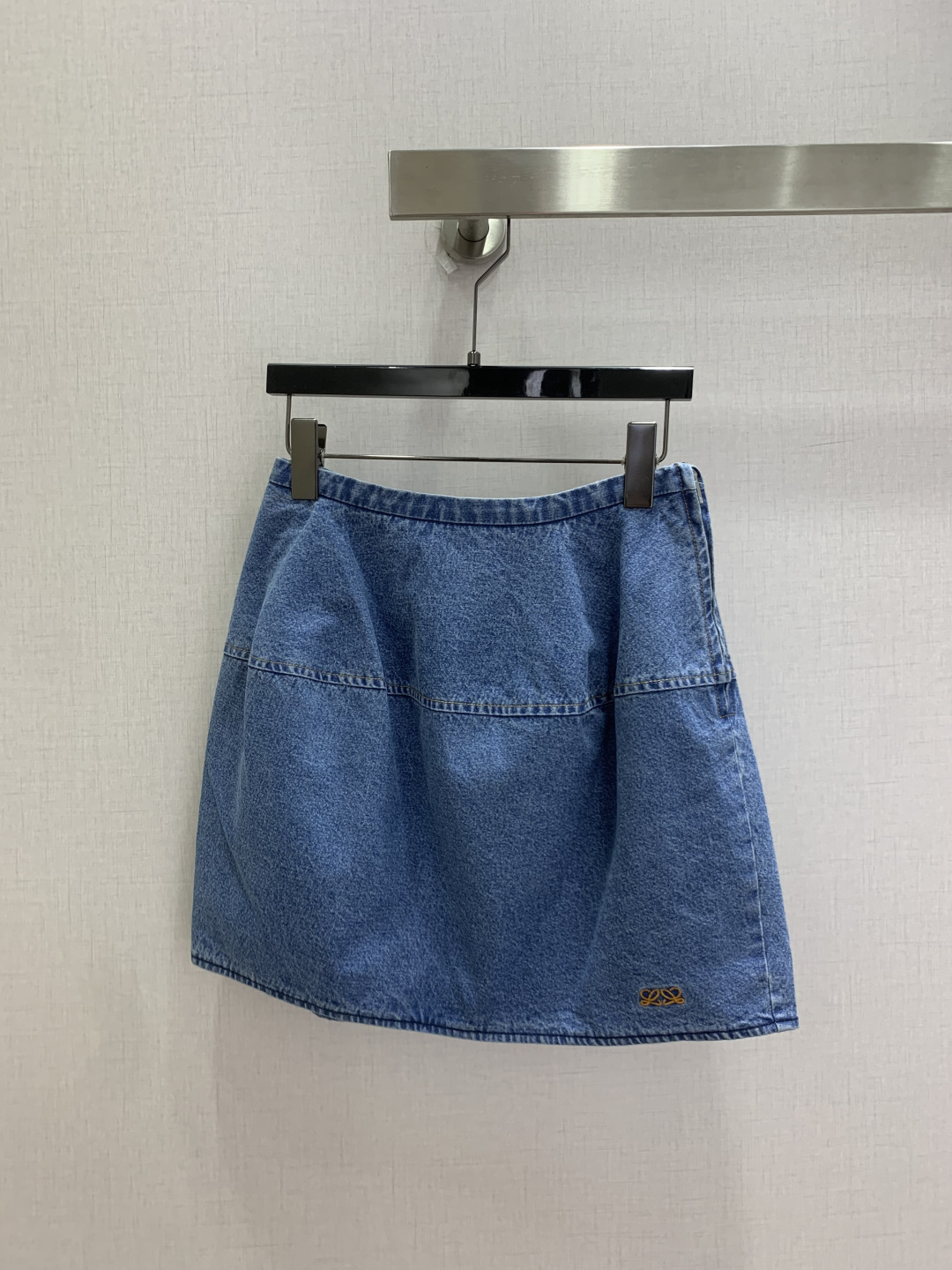 NO:905315,Highly recommended for spring and summer 26. Split pleated denim skirt. Washed and softened light blue denim, with a soft retro distressed tone. Split topstitching in the middle creates a natural pleat feel, opening up the relaxed A-line umbrella skirt. The high-waisted short version optimizes the body proportions and easily highlights the slender legs. Mini embroidery on the skirt corners, low-key and hidden exclusive brand logo. One color, SMLXL code, high quality,,skirts,19860909强烈推荐 26春夏新款 分割褶感牛仔半裙 水洗柔化浅蓝牛仔,自带柔和复古做旧色调 中部分割明线打造自然褶感,撑开松弛A字伞裙 高腰短款版型优化身材比例,轻松衬出修长双腿 裙角迷你刺绣,低调暗藏专属品牌标识 一个色 SMLXL码 高品质,,skirts,,Women's clothing