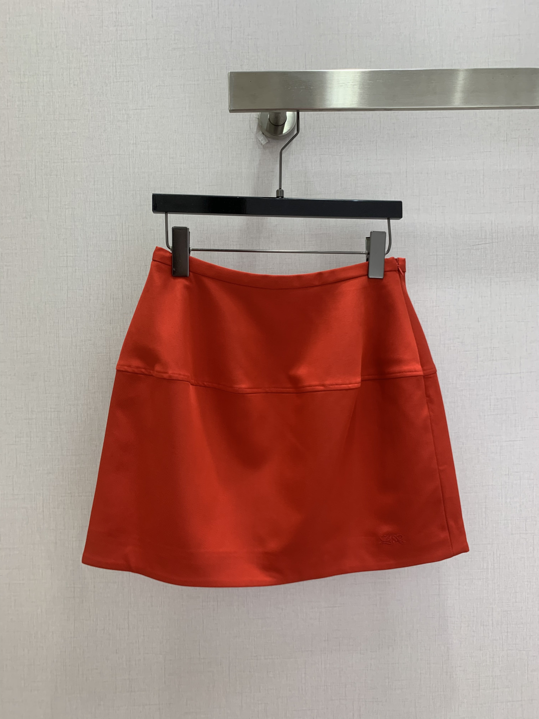 NO:905312,Highly recommended 26 spring and summer new style Minimalist embroidered skirt. Hidden mini Anagram embroidery of the same color at the skirt corner. Low-key and hidden recognition. Invisible zipper design on the side. Clean appearance without unnecessary hardware. Minimalist without unnecessary decoration. Create a layered atmosphere with three-dimensional pleats. Light and luxurious simple version regardless of age. Easy to control for commuting and dating. Two colors. SMLXL code. High quality, skirts,19860909强烈推荐 26春夏新款 极简刺绣半裙 裙角暗藏同色系迷你Anagram刺绣 低调暗藏辨识度 侧边隐形拉链设计 外观干净利落无多余五金 极简无多余装饰 靠立体褶纹打造层次氛围感 轻奢简约版型不挑年龄 通勤约会都能轻松驾驭 两个色 SMLXL码 高品质,,skirts,,Women's clothing