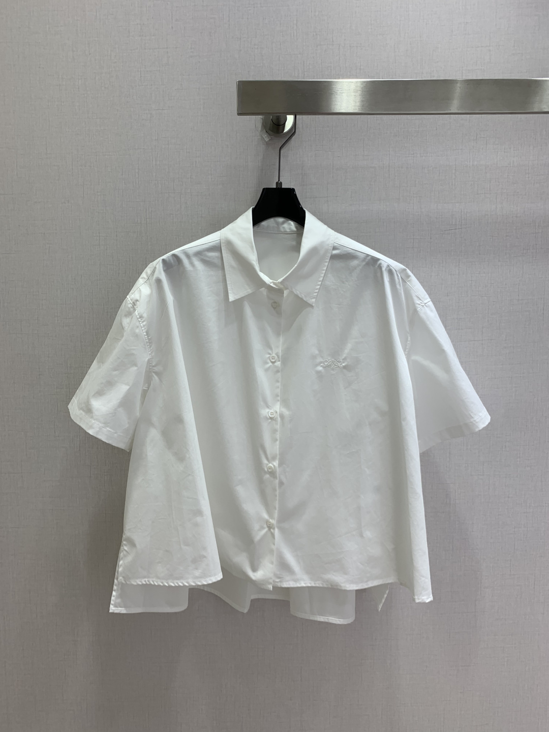 NO:905303,Highly recommended 26 spring and summer new style. Lapel short-sleeved shirt. Double layered back hem design. The length is staggered to increase the sense of elegance. The short shirt is long to raise the waistline. Suitable for high-waist bottoms. Standard peak lapel. Single row of buttons of the same color. Full placket. The red model has a mini Anagram embroidery logo hidden on the left chest. It is low-key and recognizable. Two colors SMLXL code. High quality, shirts, T-shirt,19860909强烈推荐 26春夏新款 翻领短袖衬衫 双层分层后摆设计 长短错落增加飘逸感 短衣长拉高腰线 适配高腰下装 标准尖翻领 单排同色纽扣全开襟 红色款左胸暗藏迷你Anagram刺绣标识 低调辨识度拉满 两个色 SMLXL码 高品质,,shirts,T-shirt,,Women's clothing