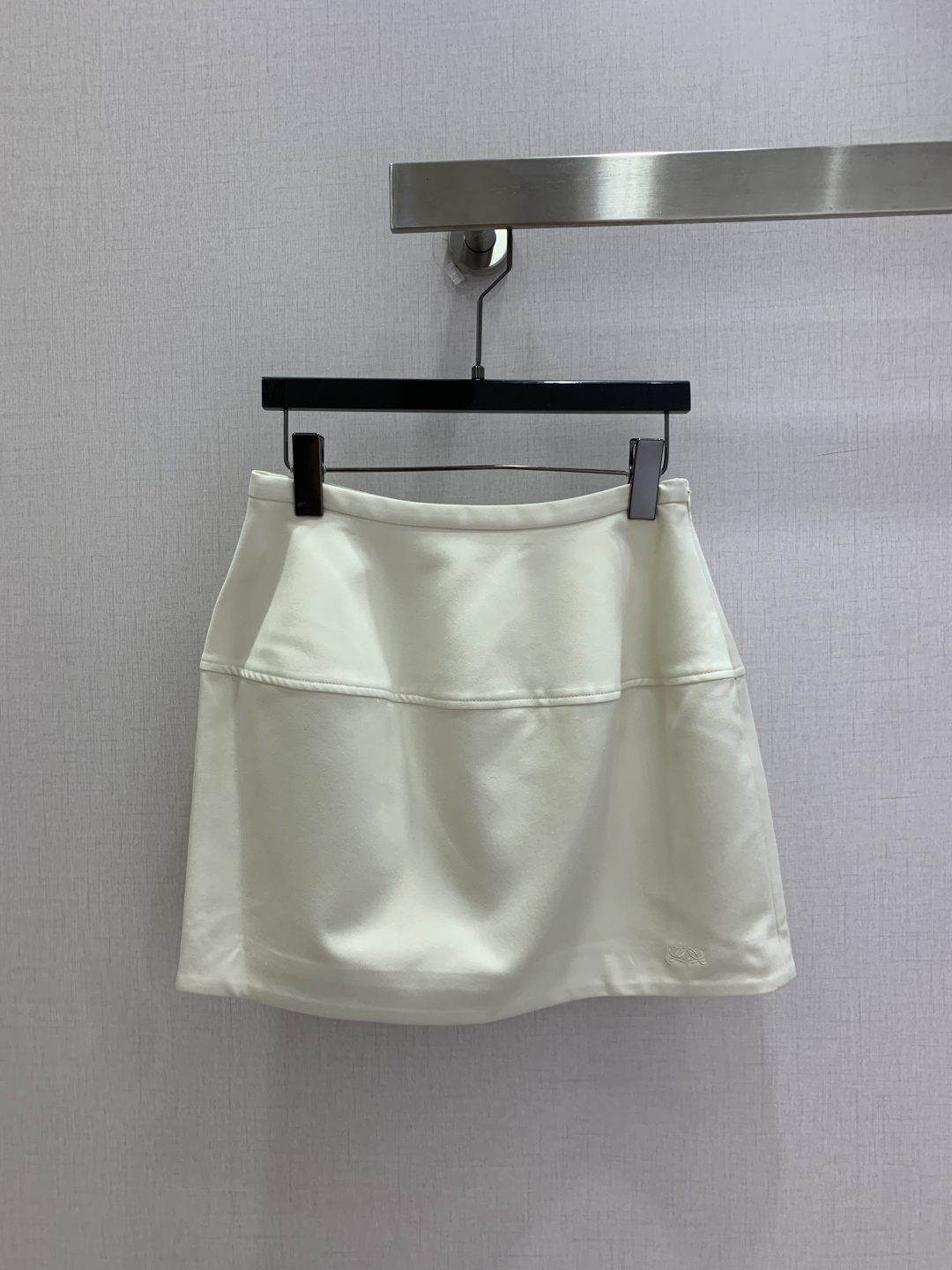 NO:905293,Highly recommended 26 spring and summer new style Minimalist embroidered skirt. Hidden mini Anagram embroidery of the same color at the skirt corner. Low-key and hidden recognition. Invisible zipper design on the side. Clean appearance without unnecessary hardware. Minimalist without unnecessary decoration. Create a layered atmosphere with three-dimensional pleats. Light and luxurious simple version regardless of age. Easy to control for commuting and dating. Two colors. SMLXL code. High quality, skirts,19860909强烈推荐 26春夏新款 极简刺绣半裙 裙角暗藏同色系迷你Anagram刺绣 低调暗藏辨识度 侧边隐形拉链设计 外观干净利落无多余五金 极简无多余装饰 靠立体褶纹打造层次氛围感 轻奢简约版型不挑年龄 通勤约会都能轻松驾驭 两个色 SMLXL码 高品质,,skirts,,Women's clothing