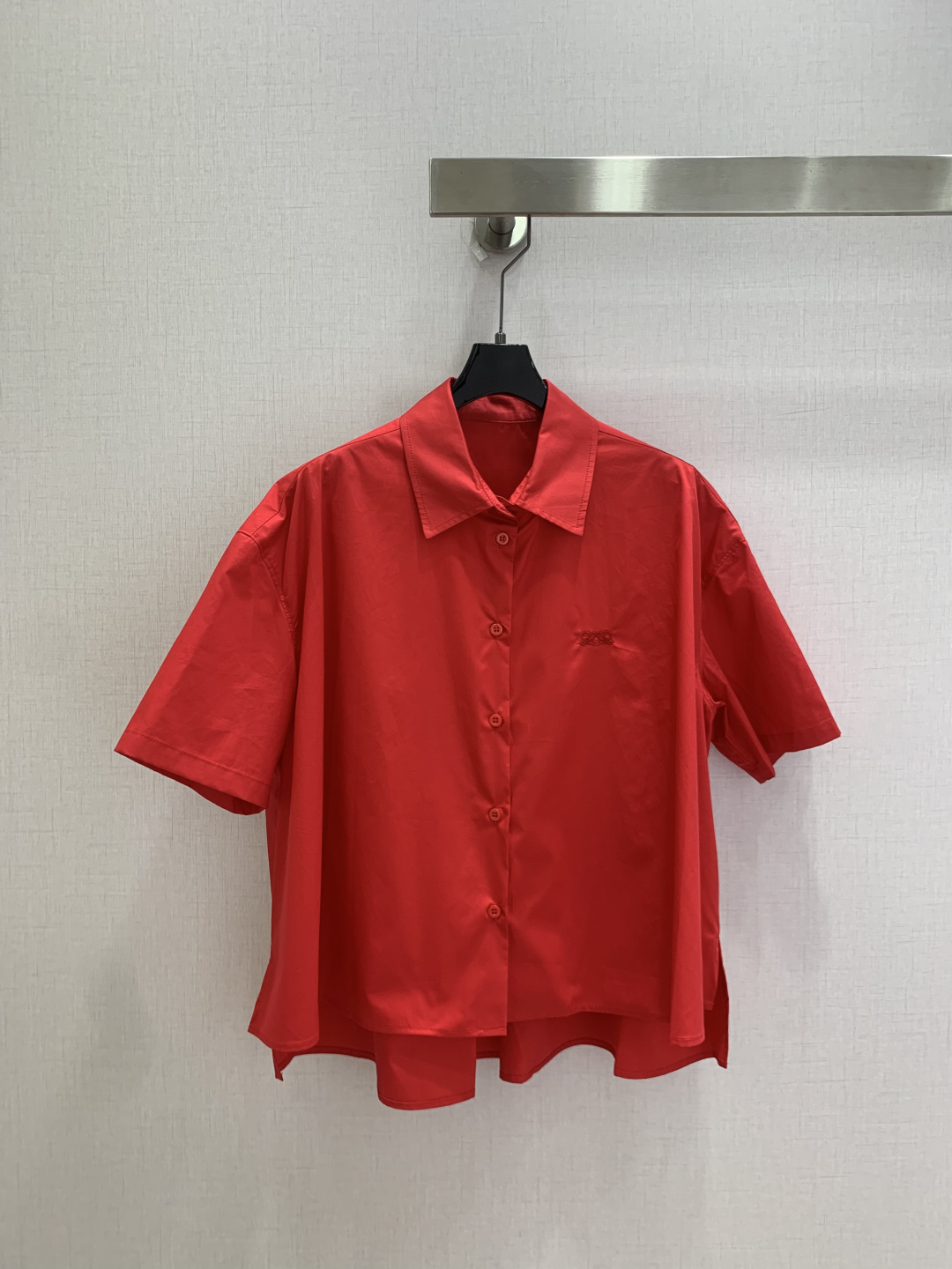 NO:905291,Highly recommended 26 spring and summer new style. Lapel short-sleeved shirt. Double layered back hem design. The length is staggered to increase the sense of elegance. The short shirt is long to raise the waistline. Suitable for high-waist bottoms. Standard peak lapel. Single row of buttons of the same color. Full placket. The red model has a mini Anagram embroidery logo hidden on the left chest. It is low-key and recognizable. Two colors SMLXL code. High quality, shirts, T-shirt,19860909强烈推荐 26春夏新款 翻领短袖衬衫 双层分层后摆设计 长短错落增加飘逸感 短衣长拉高腰线 适配高腰下装 标准尖翻领 单排同色纽扣全开襟 红色款左胸暗藏迷你Anagram刺绣标识 低调辨识度拉满 两个色 SMLXL码 高品质,,shirts,T-shirt,,Women's clothing