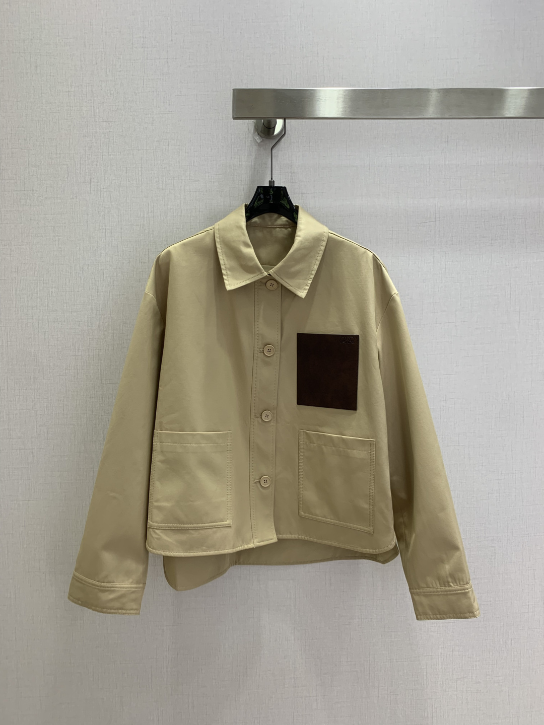 NO:905283,Highly recommended 26 spring and summer new style leather work jacket, classic lapel, dropped shoulders, loose short version, single row of round buttons of the same color on the placket, Anagram logo embossed on the leather pocket on the left chest, outstanding contrasting texture, large square patch pockets on both sides of the hem, open stitching to enhance the workwear atmosphere, double-layered stitching on the cuffs, wear-resistant and not easy to deform, one color SMLXL code, high quality, jackets & coats,19860909强烈推荐 26春夏新款 拼皮工装外套 经典翻领落肩宽松短款版型 门襟单排同色系圆扣 左胸贴皮袋面压印Anagram标识,撞色质感层次突出 下摆两侧方形大贴袋 明线走线强化工装氛围 袖口双层压线锁边 耐磨不易变形 一个色 SMLXL码 高品质,,jackets & coats,,Women's clothing