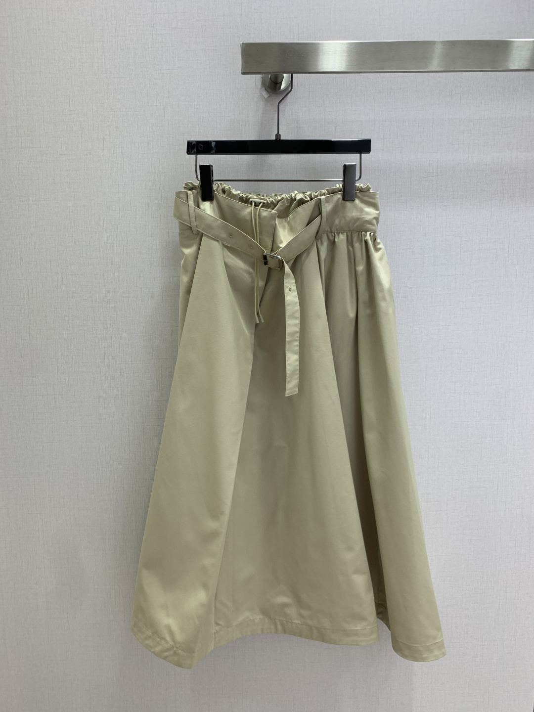 NO:905304,Highly recommended for spring and summer 26. Belt pleated long skirt. High-waisted large A-hem mid-length skirt. The waist is matched with a wide belt of the same fabric + square metal square buckle. Raise the waistline to optimize body proportions. Fungus elastic pleats are made on the inside of the waist. Hidden side pockets. Both beautiful and practical. Two colors. SMLXL code. High quality, skirts,19860909强烈推荐 26春夏新款 腰带褶皱长半裙 高腰大A伞摆中长裙 腰部搭配同面料宽腰带+方形金属方扣 拉高腰线优化身材比例 腰头内侧做木耳松紧褶皱 侧边隐藏式口袋 兼顾美观与实用性 两个色 SMLXL码 高品质,,skirts,,Women's clothing