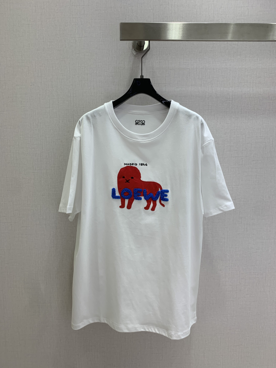 NO:905294,Highly recommended 26 spring and summer new style letter lion short-sleeved T-shirt. Hand-painted soft and cute red lion contrasting bright blue brand letters, visual layering is vivid and eye-catching. MADRID 1846 small characters hide brand traceability details, low-key with commemorative texture. Heather gray pure white two-color adapts to different dressing tones, zero threshold for daily matching. Two colors SML code High quality, T-shirt, tees, t-shirt,19860909强烈推荐 26春夏新款 字母狮子短袖T恤 手绘软萌红狮子撞色亮蓝品牌字母,视觉层次鲜活亮眼 MADRID 1846小字藏品牌溯源细节,低调自带纪念质感 麻灰纯白双色适配不同穿搭调性,日常搭配零门槛 两个色 SML码 高品质,,T-shirt,tees，t-shirt,,Women's clothing