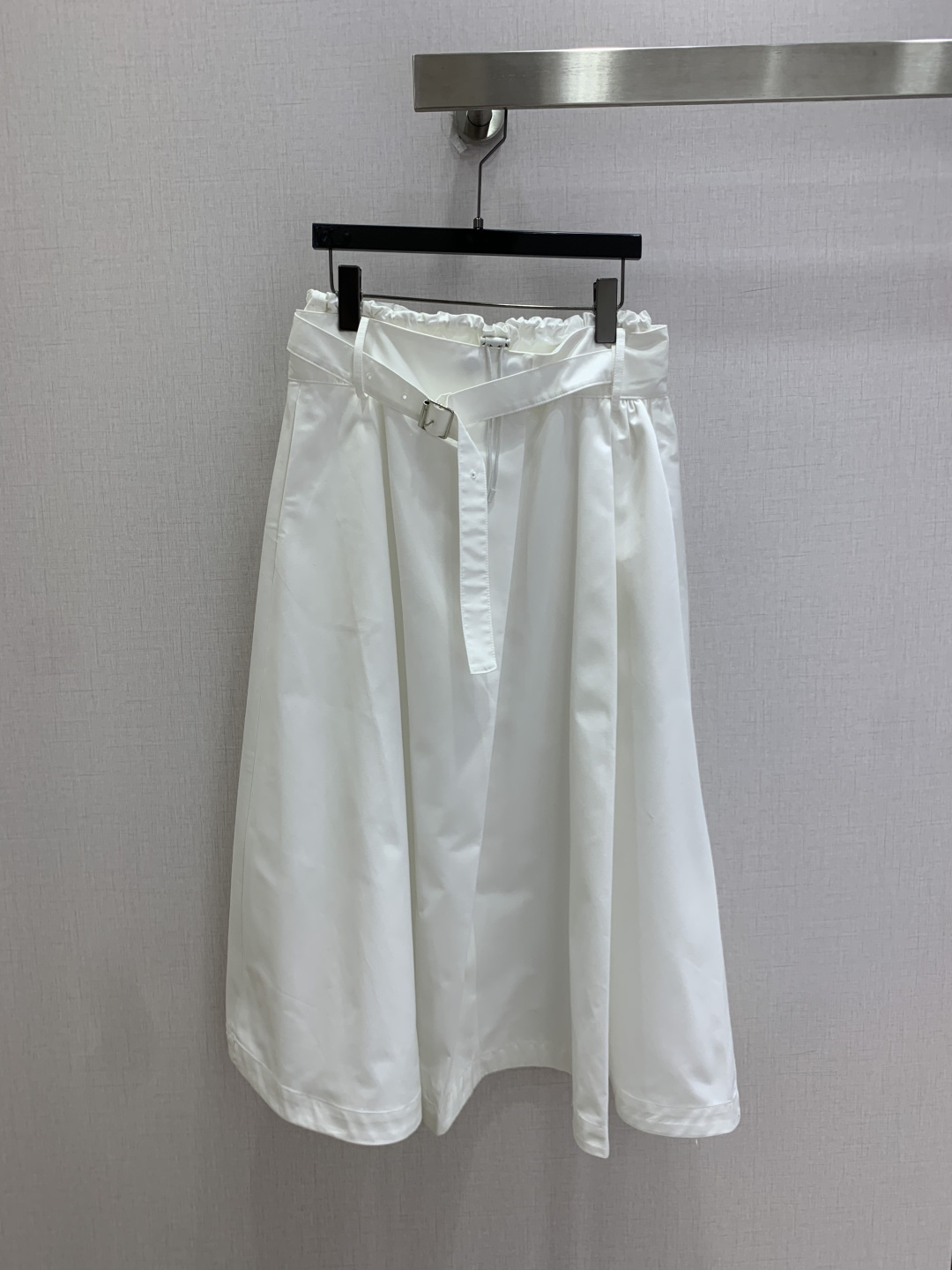 NO:905324,Highly recommended for spring and summer 26. Belt pleated long skirt. High-waisted large A-hem mid-length skirt. The waist is matched with a wide belt of the same fabric + square metal square buckle. Raise the waistline to optimize body proportions. Fungus elastic pleats are made on the inside of the waist. Hidden side pockets. Both beautiful and practical. Two colors. SMLXL code. High quality, skirts,19860909强烈推荐 26春夏新款 腰带褶皱长半裙 高腰大A伞摆中长裙 腰部搭配同面料宽腰带+方形金属方扣 拉高腰线优化身材比例 腰头内侧做木耳松紧褶皱 侧边隐藏式口袋 兼顾美观与实用性 两个色 SMLXL码 高品质,,skirts,,Women's clothing