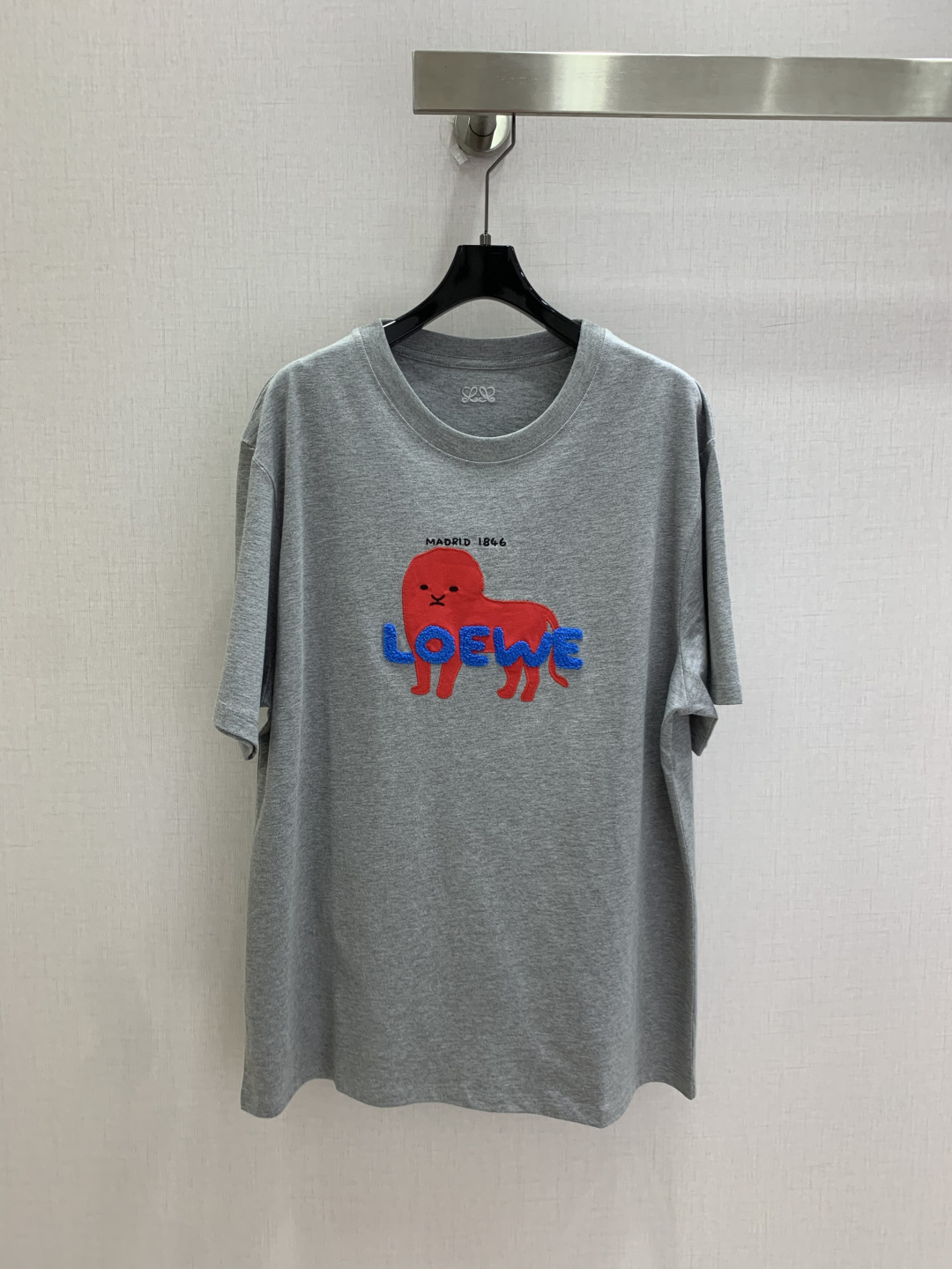 NO:905321,Highly recommended 26 spring and summer new style letter lion short-sleeved T-shirt. Hand-painted soft and cute red lion contrasting bright blue brand letters, visual layering is vivid and eye-catching. MADRID 1846 small characters hide brand traceability details, low-key with commemorative texture. Heather gray pure white two-color adapts to different dressing tones, zero threshold for daily matching. Two colors SML code High quality, T-shirt, tees, t-shirt,19860909强烈推荐 26春夏新款 字母狮子短袖T恤 手绘软萌红狮子撞色亮蓝品牌字母,视觉层次鲜活亮眼 MADRID 1846小字藏品牌溯源细节,低调自带纪念质感 麻灰纯白双色适配不同穿搭调性,日常搭配零门槛 两个色 SML码 高品质,,T-shirt,tees，t-shirt,,Women's clothing