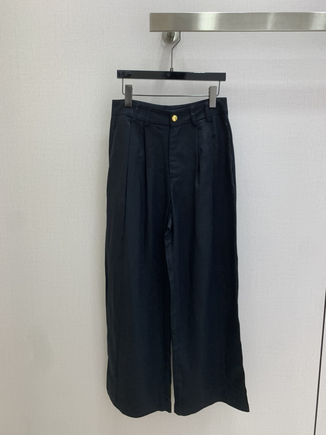 NO:905363,Highly recommended for spring and summer 26. Gold buckle pleated linen wide-leg trousers. Gold buckle high-waisted trousers. Clean tailoring to modify the figure. Tencel linen has a summer breathable texture. Double pleated high waist hides excess fat on the waist and abdomen. Floor-length wide legs lengthen the body lines. Full of lazy atmosphere. Two colors. SML code. High quality.19860909强烈推荐 26春夏新款 金扣压褶亚麻阔腿长裤 金扣高腰西裤 利落剪裁修饰身形 天丝亚麻自带夏日透气肌理 双褶高腰藏住腰腹多余肉肉 拖地阔腿拉长全身线条 慵懒氛围感拉满 两个色 SML码 高品质,,,Women's clothing