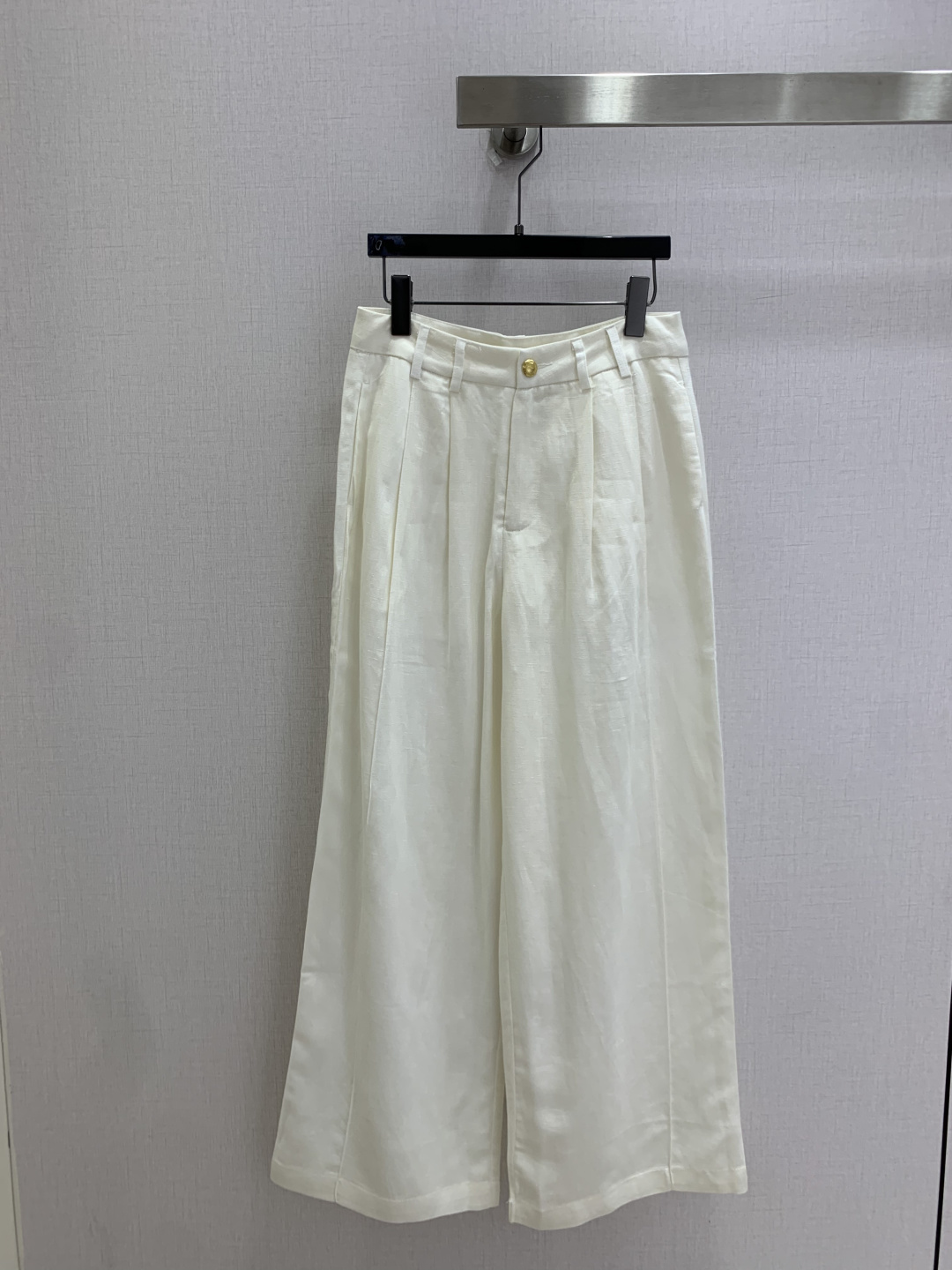 NO:905349,Highly recommended for spring and summer 26. Gold buckle pleated linen wide-leg trousers. Gold buckle high-waisted trousers. Clean tailoring to modify the figure. Tencel linen has a summer breathable texture. Double pleated high waist hides excess fat on the waist and abdomen. Floor-length wide legs lengthen the body lines. Full of lazy atmosphere. Two colors. SML code. High quality.19860909强烈推荐 26春夏新款 金扣压褶亚麻阔腿长裤 金扣高腰西裤 利落剪裁修饰身形 天丝亚麻自带夏日透气肌理 双褶高腰藏住腰腹多余肉肉 拖地阔腿拉长全身线条 慵懒氛围感拉满 两个色 SML码 高品质,,,Women's clothing