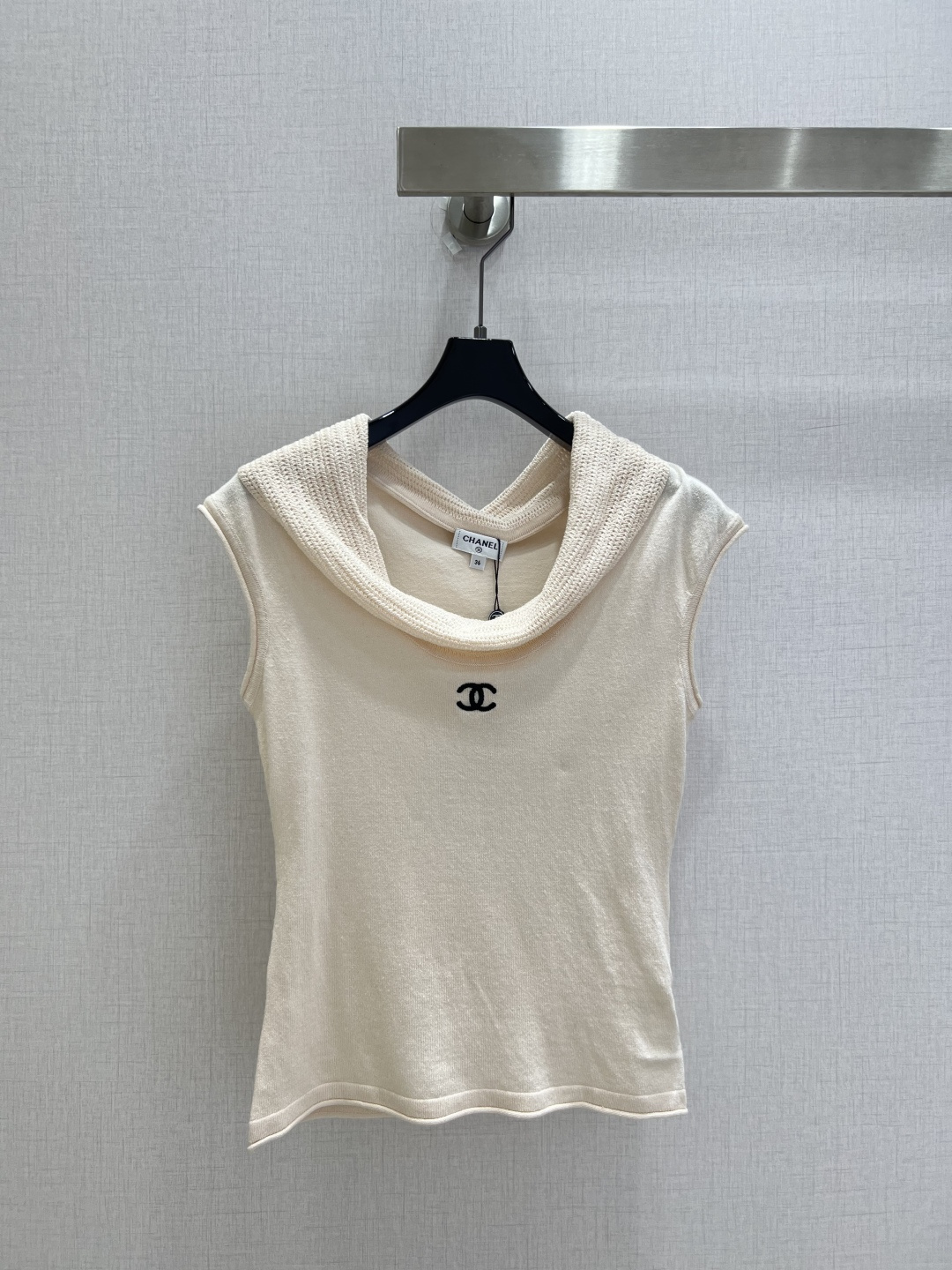 NO:908447,Highly recommended 26 spring and summer new styles. Folded sleeveless top. Small fragrant knitted sleeveless top. Soft and white nude pink tone. It has a gentle atmosphere. Unique folded one-line collar design cleverly modifies the shoulder and neck lines. Revealing exquisite collarbone. Casual yet refined. Delicate pitted fabric is full of elasticity. It fits the body and outlines beautiful curves. The short version raises the waistline and optimizes the body proportions. The classic double C embroidery on the chest shows the texture in a low-key manner. Simple and full of design.  No matter skin color or body shape, one color, SML code, high quality,,19860909强烈推荐 26春夏新款 翻折无袖上衣 小香风针织无袖上衣 裸粉色调柔和显白 自带温婉氛围感 独特翻折一字领设计 巧妙修饰肩颈线条 露出精致锁骨 随性又不失精致感 细腻坑条面料弹力十足 贴合身形勾勒优美曲线 短款版型拉高腰线 优化身材比例 胸口经典双C刺绣低调彰显质感 简约又充满设计感 不挑肤色不挑身材 一个色 SML码 高品质,,,Women's clothing