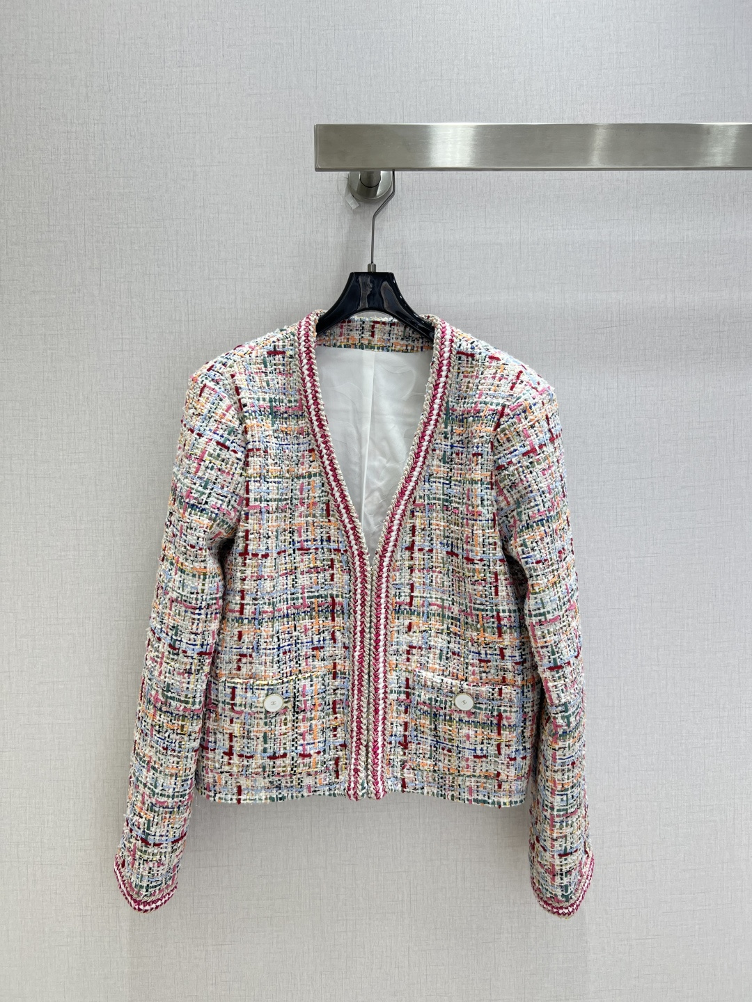 NO:908438,Highly recommended 26 spring and summer new styles. Colorful tweed long-sleeved jacket with edge. French lady-style jacket. Weaved with colorful threads to create a fresh spring-like texture. Soft off-white as the base, interwoven with multi-colored yarns such as pink, orange, blue, red, etc. The tweed texture has a retro accent. The iconic V-neck is neat and generous. The red edges on the edges become the focus of the visual, echoing the colorful fabrics. Two round white buttons are embellished.  Continuing the brand's iconic elegant details, the short cut is neat and tall. Suitable for a variety of wearing scenarios. One color SML code. High quality, jackets & coats,19860909强烈推荐 26春夏新款 包边彩色粗呢长袖外套 法式名媛小香风外套 以斑斓彩线编织出春日般的鲜活质感 柔和米白为底,交织粉、橙、蓝、红等多色纱线 粗花呢肌理自带复古腔调 标志性V领利落大方 边缘的红边包边成为视觉焦点 与彩线面料形成层次呼应 两颗圆润白扣点缀其间 延续品牌标志性的优雅细节 短款剪裁利落显高 适配多种穿搭场景 一个色 SML码 高品质,,jackets & coats,,Women's clothing