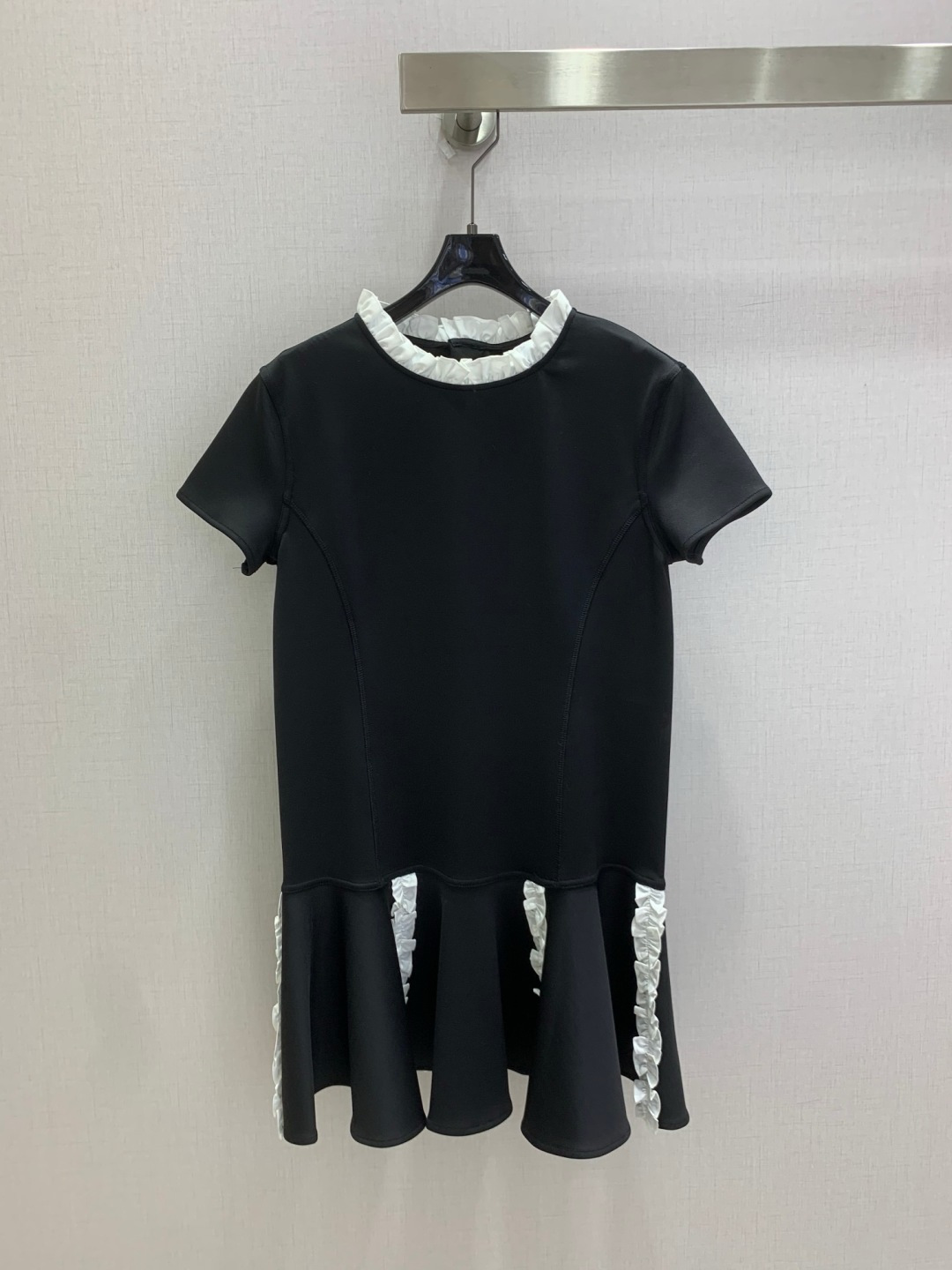 NO:907514,Highly recommended 26 spring and summer new style Contrasting color fungus short-sleeved dress Straight slim body + fishtail lotus skirt A circle of off-white pleated fungus lace around the neckline Two symmetrical vertical pleats on the skirt Black and white contrasting colors weaken pure black dullness Suitable for all commuting, leisure and high-end occasions One color SMLXL code High quality, skirts, T-shirt,19860909强烈推荐 26春夏新款 撞色木耳边短袖连衣裙 直筒修身衣身+鱼尾荷叶裙摆 领口一圈米白色褶皱木耳花边 裙摆对称两条竖向褶皱花边 黑白撞色弱化纯黑沉闷 通勤休闲高端场合全部通吃 一个色 SMLXL码 高品质,,skirts,T-shirt,,Women's clothing