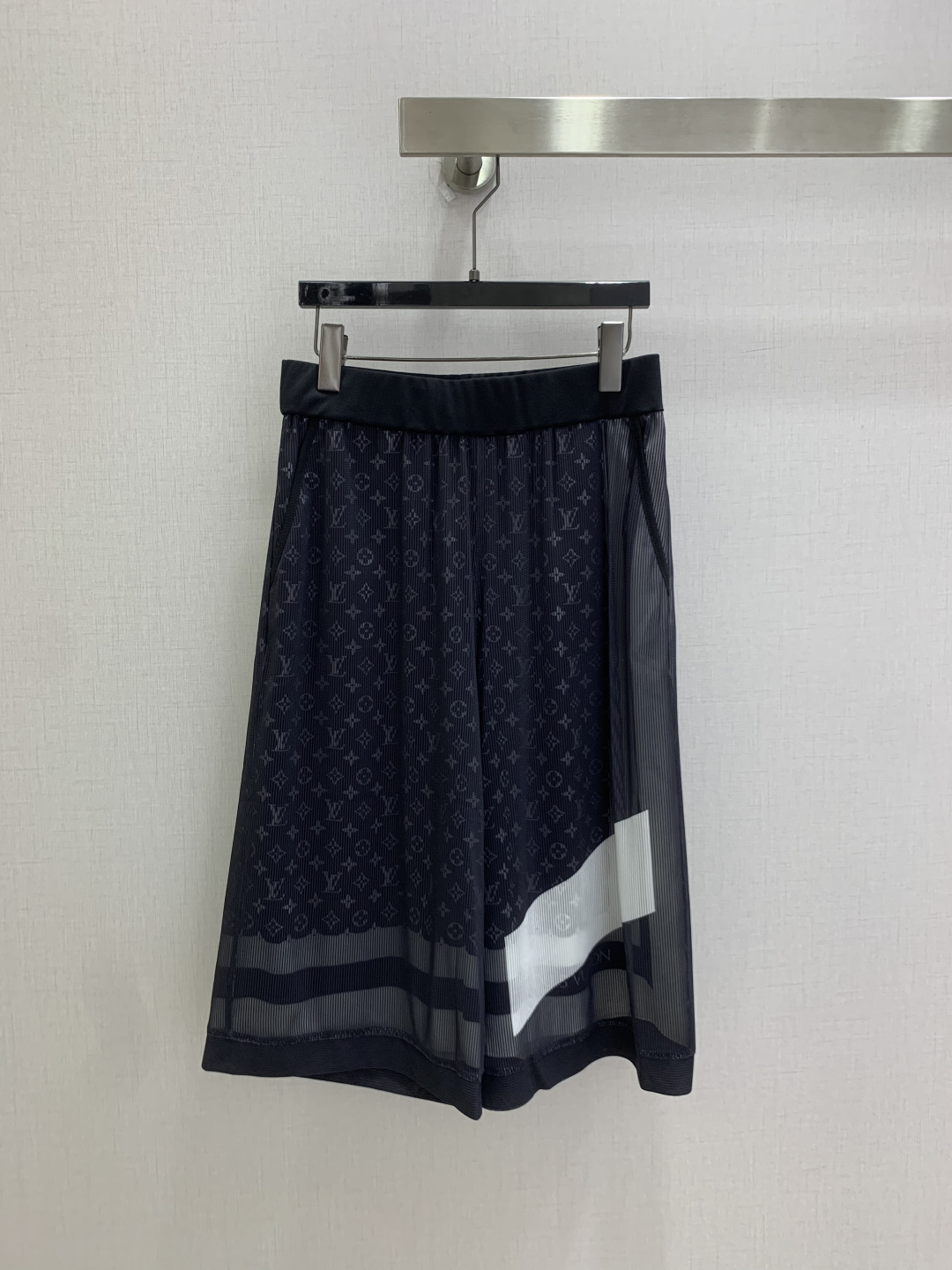 NO:907507,Highly recommended 26 spring and summer new styles. Hollow mesh presbyopic wide-leg cropped trousers. Honeycomb mesh fabric brings coolness in summer. Ribbed elastic high waist. Wide-leg cropped culottes cut. Horizontal black and white strips on the lower half of the trousers. Irregular diagonal white deconstructed fabric strip on the right side. Low-key and noble. The upper body is highly recognizable. One color SMLXL code. High quality, skirts,19860909强烈推荐 26春夏新款 镂空网纱老花阔腿七分裤 蜂窝网眼面料夏日自带凉感 罗纹弹力高腰腰头 阔腿七分裙裤剪裁 裤身下半段横向黑白横条拼接 右侧不规则斜向白色解构布条 低调显贵 上身辨识度极高 一个色 SMLXL码 高品质,,skirts,,Women's clothing