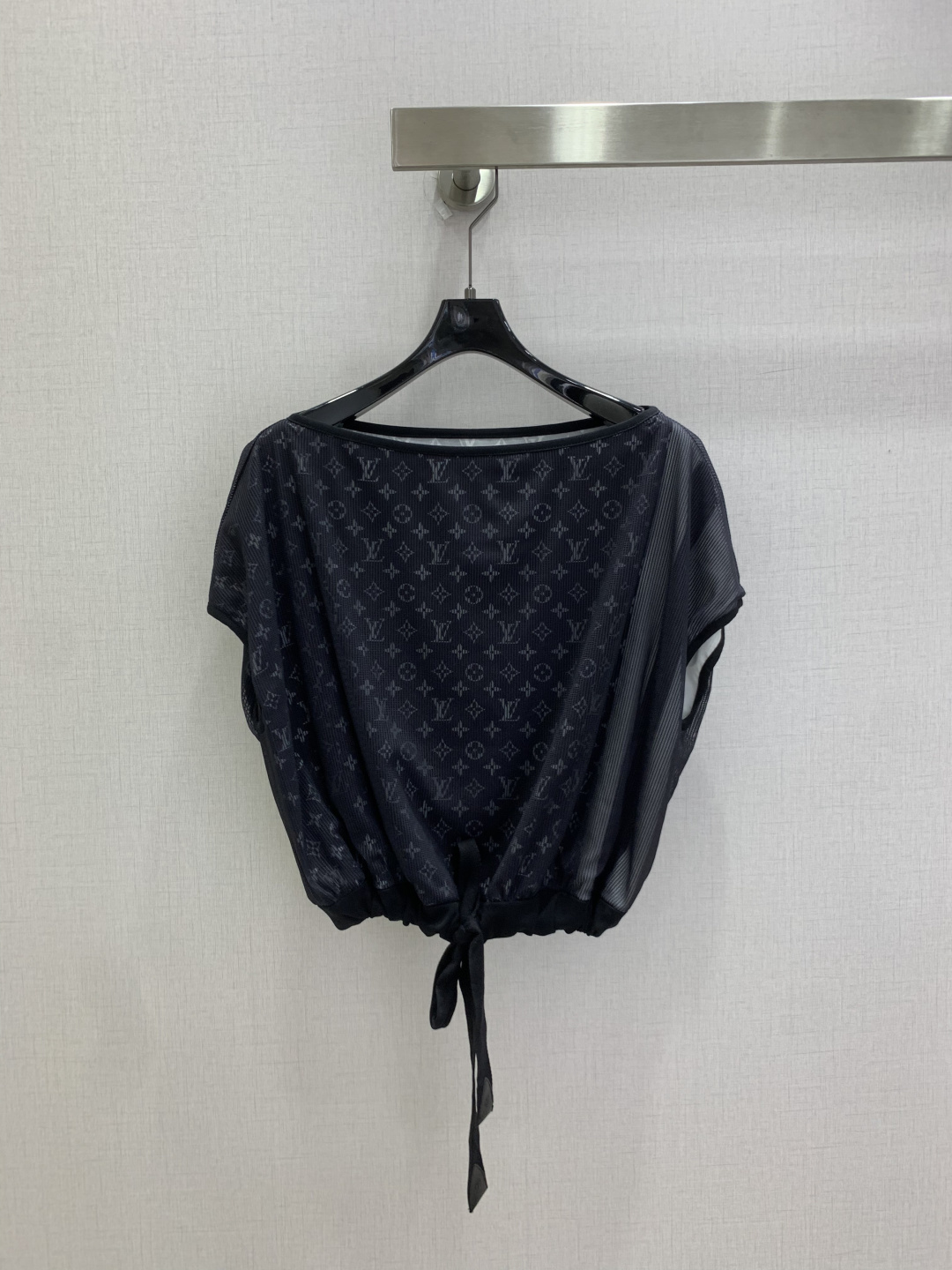 NO:907495,Highly recommended for spring and summer 26. Mesh one-shoulder drawstring top. Boat-shaped one-shoulder collar and bat drop-shoulder cut. Can be worn over one shoulder or normally. Ribbed hem + adjustable leather drawstring. Hollow mesh stitching on one side of the sleeve. Dark silver presbyopia is low-key and unobtrusive. Breathable in summer and not sweaty. Noble but not old. One color. SMLXL code. High quality.19860909强烈推荐 26春夏新款 网纱一字肩抽绳上衣 船型一字领蝙蝠落肩剪裁 可一字肩穿也可正常穿 下摆罗纹收口+可调节真皮头抽绳 单侧袖子保留镂空网眼拼接 暗银色老花低调含蓄不张扬 夏天透气不闷汗 显贵不显老 一个色 SMLXL码 高品质,,,Women's clothing