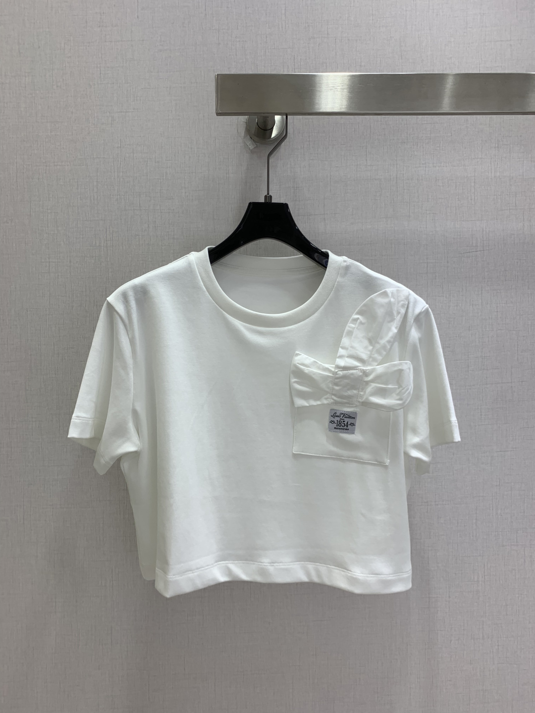 NO:907487,Highly recommended for spring and summer 26, short-sleeved T-shirt with three-dimensional bow pockets, boxy short cut, dropped shoulders and slightly wide sleeves, three-dimensional cotton accordion pocket on the chest, three-dimensional folding bow of the same fabric sewn on the pocket, low-key handwritten LV logo printed on the inside of the pocket, clean and neat upper body, versatile for all bottoms, one color SML code, high quality l,, louis vuitton, T-shirt, tees, t-shirt,19860909强烈推荐 26春夏新款 立体蝴蝶结口袋短款短袖T恤 箱式方正短款剪裁 落肩微阔袖型 胸前棉质风琴立体口袋 口袋上缝制同面料立体折页蝴蝶结 口袋内侧印有低调手写LV标识 上身干净利落,百搭所有下装 一个色 SML码 高品质l,,louis vuitton,T-shirt,tees，t-shirt,,Women's clothing