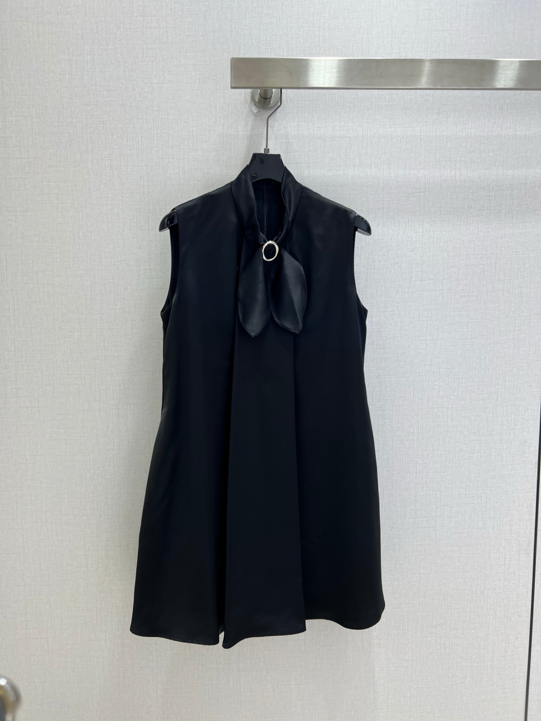 NO:908537,Highly recommended 26 spring and summer new style ribbon sleeveless dress Independent cut Chinese style stand-up collar Two split water drop blade ribbons Natural hollow separation in the middle Paired with detachable jade concentric disc buckle Adopt a shoulder line cut with dropped shoulders The armholes are sunk and widened No shoulders stuck or pressure on the side breasts Relaxed trapezoidal silhouette, easy to create a luxurious atmosphere One color SMLXL code High quality,,skirts,19860909强烈推荐 26春夏新款 飘带无袖连衣裙 独立裁片中式立领 两片分体式水滴叶片飘带 中间自然镂空分离 搭配可拆卸玉石同心圆盘扣 采用无肩线落肩剪裁 袖笼下沉加宽 不卡肩不压副乳 松弛梯形廓形,轻松拿捏豪门氛围感 一个色 SMLXL码 高品质,,skirts,,Women's clothing