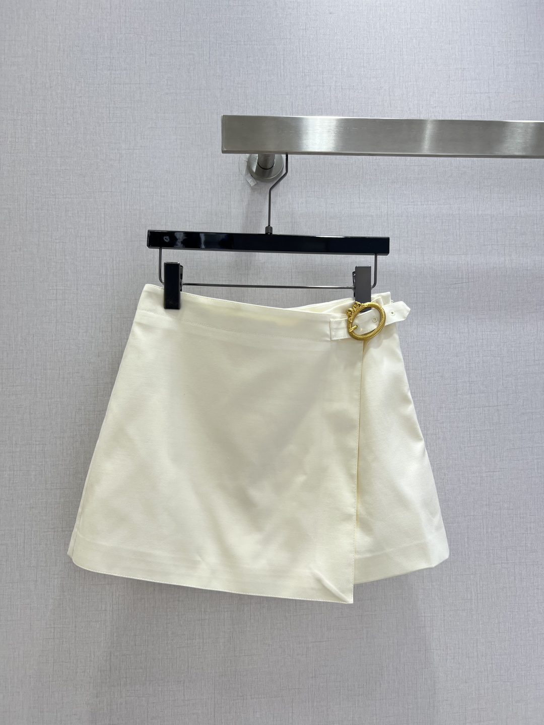 NO:908528,Highly recommended 26 spring and summer new style. Gold ring buckle wrap-style culottes. The fabric has a delicate texture and will not collapse against the legs. Retro distressed carved brass ring buckles on the sides. Fixed wrap-around stacked structure. All culottes are designed to prevent light leakage on the inside. Suitable for commuting and vacation, an evergreen classic item for all seasons. One color, SMLXL code, high quality,,skirts,19860909强烈推荐 26春夏新款 金环扣围裹式裤裙 面料自带细腻肌理,不会软塌贴腿 侧边复古做旧雕花黄铜圆环扣 固定式围裹叠片结构 内里全部做裙裤防走光设计 通勤度假两不误,四季常青经典单品 一个色 SMLXL码 高品质,,skirts,,Women's clothing