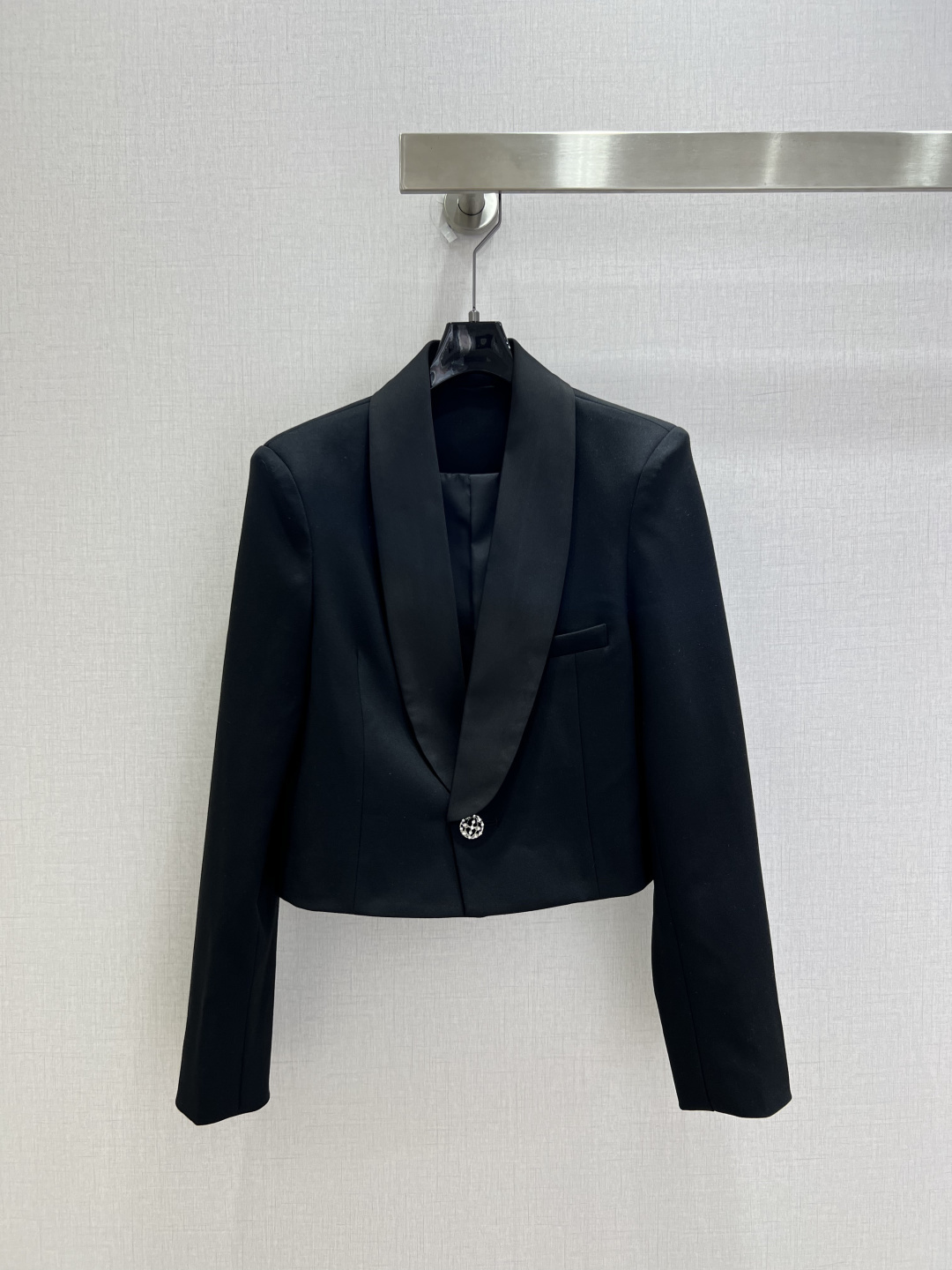 NO:909178,Highly recommended 26 spring and summer new style short blazer with large lapels. Same style as Li Hao's show. Short black blazer. Matte fabric with glossy satin green fruit collar. Advanced light and dark contrasting colors. Clean lapels modify the neck line to highlight the elegance. Short tailoring raises the waistline. Optimize body proportions. Easily create a 37-point figure. Single diamond-encrusted double C button as a visual highlight. Low-key hidden brand recognition. Simple pockets on the side combine practicality and style.  Exquisite buttoning on the cuffs completes the details. The crisp silhouette modifies the lines of the shoulders and back. It hides excess fat and is not flattering on the body shape. The pure black background color is suitable for a variety of wearing scenarios. Creates a cool style for commuting. It has both a formal sense and a relaxed sense for daily use. One color SML code. High quality, jackets & coats, business suit,19860909强烈推荐 26春夏新款 大翻领短西装外套 李昊秀场同款小香风黑色短款西装外套 哑光面料搭配亮面缎面青果领 明暗撞色层次高级 利落翻领修饰脖颈线条 凸显优雅气场 短款剪裁拉高腰线 优化身材比例 轻松打造三七分身形 单颗镶钻双C纽扣作为视觉亮点 低调暗藏品牌辨识度 侧边简约口袋兼顾实用与造型感 袖口精致排扣完善细节 挺括版型修饰肩背线条 藏住多余赘肉 不挑身形 纯黑底色适配多种穿搭场景 打造通勤酷飒风格 兼具正式感与日常松弛感 一个色 SML码 高品质,,jackets & coats,business suit,,Women's clothing