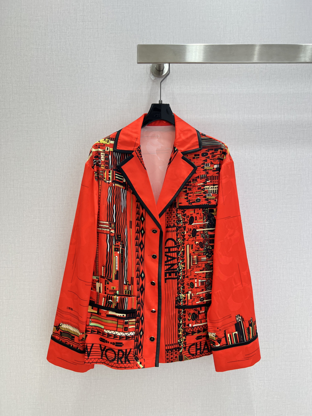 NO:909174,Highly recommended for spring and summer 26. Printed contrasting lapel shirt. Warm orange-toned lapel shirt. The orange base is covered with New York city architectural prints. The building lines are staggered and intertwined. The NY letter logo is hidden at the bottom. Wear the modern urban style on your body. Classic suit lapels with black contrast binding. Neat pockets and button design. Combining the relaxation of pajamas style with the sophistication of haute couture. The smooth satin fabric has a soft light texture. The color is warm but not gaudy. The retro architectural prints are rich in layers.  The upper body comes with a retro movie heroine filter, one color SML code, high quality, shirts, business suit,19860909强烈推荐 26春夏新款 印花撞色翻领衬衫 热烈橘色调翻领衬衫 橙色基底铺满纽约城市建筑印花 楼宇线条错落交织 底部藏着NY字母标识 把摩登都市风情穿在身上 经典西装翻领搭配黑边撞色包边 利落口袋与排扣设计 结合睡衣风松弛感与高定精致度 顺滑缎面面料自带柔光质感 色调热烈不艳俗 复古建筑印花层次丰富 上身自带复古电影女主滤镜 一个色 SML码 高品质,,shirts,business suit,,Women's clothing