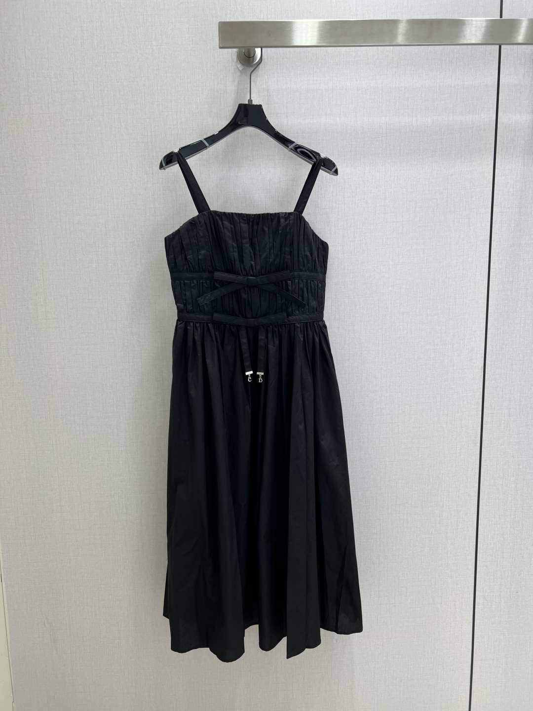 NO:909167,Highly recommended for 26 spring and summer new style, pleated bow suspender dress, one-line bandeau pleated bra structure, double thin suspenders that can be adjusted invisibly, built-in fixed small bow on the chest, matching drawstring belt of the same fabric at the waist, the pendant is a silver CD metal letter, regardless of skin color and figure, a dress that will never go out of style in the wardrobe. Two colors, SMLXL code, high quality,,skirts,19860909强烈推荐 26春夏新款 压褶蝴蝶结吊带连衣裙 一字抹胸压褶胸衣结构 双层细吊带可隐形调节 胸口内置固定小蝴蝶结 腰间配套同面料抽绳腰带 吊坠为银色CD金属字母 不挑肤色身材,衣橱里永不过时的刚需裙装 两个色 SMLXL码 高品质,,skirts,,Women's clothing
