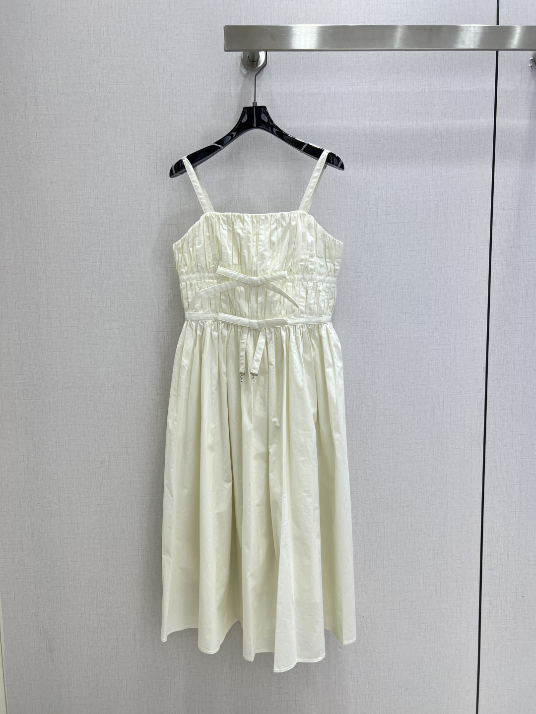 NO:909159,Highly recommended for 26 spring and summer new style, pleated bow suspender dress, one-line bandeau pleated bra structure, double thin suspenders that can be adjusted invisibly, built-in fixed small bow on the chest, matching drawstring belt of the same fabric at the waist, the pendant is a silver CD metal letter, regardless of skin color and figure, a dress that will never go out of style in the wardrobe. Two colors, SMLXL code, high quality,,skirts,19860909强烈推荐 26春夏新款 压褶蝴蝶结吊带连衣裙 一字抹胸压褶胸衣结构 双层细吊带可隐形调节 胸口内置固定小蝴蝶结 腰间配套同面料抽绳腰带 吊坠为银色CD金属字母 不挑肤色身材,衣橱里永不过时的刚需裙装 两个色 SMLXL码 高品质,,skirts,,Women's clothing