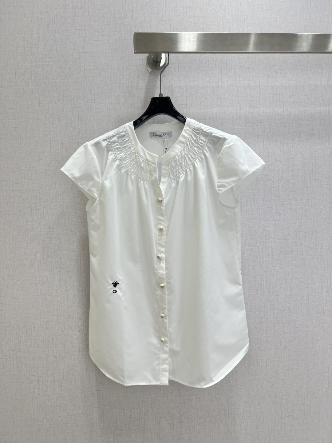 NO:909170,Highly recommended 26 spring and summer new style, embroidered pleated small flying sleeve shirt, low-key luxury three-dimensional tailoring, streamlined line design, noble and elegant, and full of gentle and intellectual temperament. Imported special materials will be amazing when you receive it. The texture of the customized fabric is amazing!  Two colors SML code high quality, shirts,19860909强烈推荐 26春夏新款 刺绣褶皱小飞袖衬衫 低调奢华立体剪裁 精简线条感设计 高贵典雅又尽显温柔知性的气质 进口特殊材质 收到手会很惊艳 定制面料质感超赞！两个色 SML码 高品质,,shirts,,Women's clothing