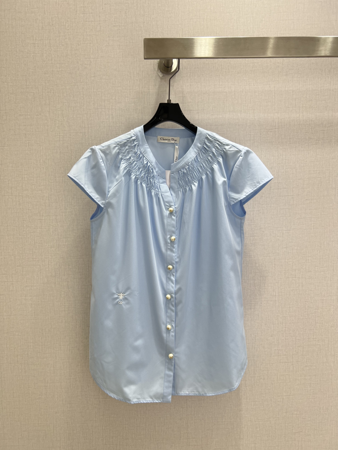 NO:909162,Highly recommended 26 spring and summer new style, embroidered pleated small flying sleeve shirt, low-key luxury three-dimensional tailoring, streamlined line design, noble and elegant, and full of gentle and intellectual temperament. Imported special materials will be amazing when you receive it. The texture of the customized fabric is amazing!  Two colors SML code high quality, shirts,19860909强烈推荐 26春夏新款 刺绣褶皱小飞袖衬衫 低调奢华立体剪裁 精简线条感设计 高贵典雅又尽显温柔知性的气质 进口特殊材质 收到手会很惊艳 定制面料质感超赞！两个色 SML码 高品质,,shirts,,Women's clothing