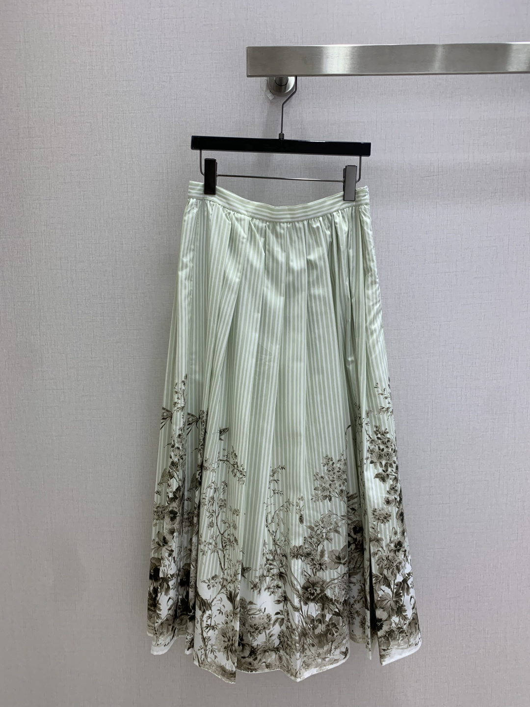 NO:909789,Highly recommended 26 spring and summer new floral striped pleated long skirt, fashionable, low-key, luxurious and high-end!  The styles are versatile and not picky, the original customized technical fabrics, the quality of workmanship depends on the details. A must-have for Bai Fumei!  One color SML code high quality,,skirts,19860909强烈推荐 26春夏新款 花卉条纹压褶长半裙 时髦低调气质又奢华高级！版型百搭不挑人,原版定制科技面料 做工品质看细节.白富美必入！一个色 SML码高品质,,skirts,,Women's clothing