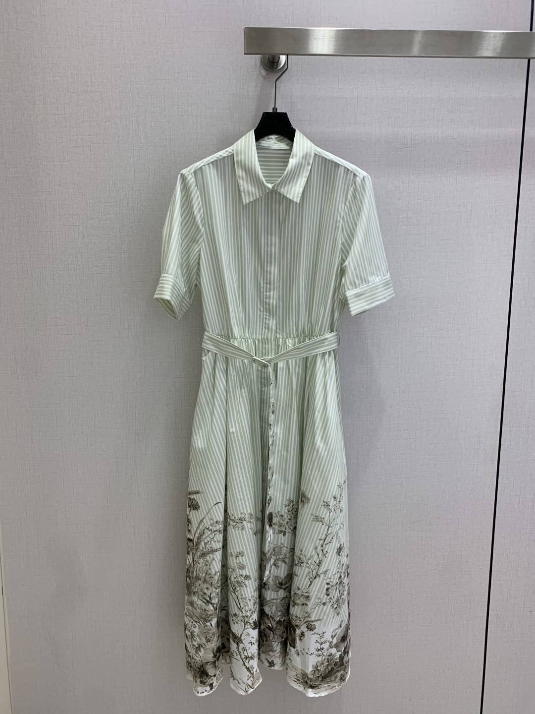 NO:909796,Highly recommended 26 spring and summer new floral striped belt dress, classic design, the upper body is exquisite and capable, easy to match!  The customized imported fabrics are crisp and stylish, with a full sense of high-end. Full of texture and fashionable, it is recommended to buy!  The quality of workmanship depends on the details. One color SML code. High quality o,,skirts,19860909强烈推荐 26春夏新款 花卉条纹腰带连衣裙 经典款设计 上身精致又干练得体,搭配起来随心应手！定制的进口面料挺括有型 满满的高级感.质感十足,时尚潮流 ,推荐入手！ 做工品质看细节 一个色 SML码 高品质o,,skirts,,Women's clothing