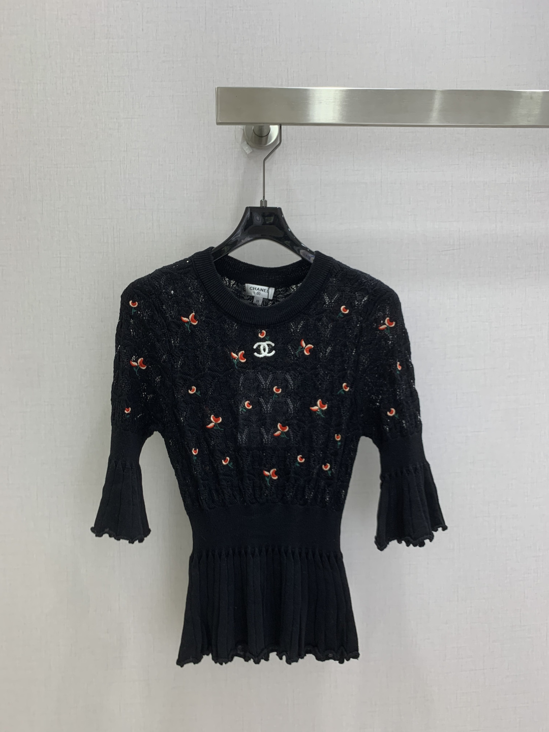 NO:909783,Highly recommended for spring and summer 26. Pleated hollow knitted trumpet sleeve top. Small fragrant hollow knitted sweater. Exquisite diamond hollow weaving method, breathable and light. It has a hazy and soft mist texture. It is not stuffy at all. The body is scattered with hand-embroidered red flowers. It is matched with the classic double C logo. It is sweet and yet light and luxurious. Three-quarter trumpet sleeves are matched with wavy lace. It softly modifies the arm lines and hides the waist. The hem is designed with a pleated skirt.  Accurately raises the waistline, optimizes body proportions, looks slim and girlish, two colors, SML code, high quality,,skirts,19860909强烈推荐 26春夏新款 百褶镂空针织喇叭袖上衣 小香风镂空针织小衫 精致菱格镂空织法透气轻盈 自带朦胧柔雾质感 完全不闷肤 衣身散落手工刺绣小红花 搭配经典双C标识 甜美又不失轻奢调性 七分喇叭袖搭配波浪花边 柔和修饰手臂线条 藏住拜拜肉 下摆收腰百褶裙摆设计 精准拉高腰线 优化身材比例 显瘦又有少女感 两个色 SML码 高品质,,skirts,,Women's clothing