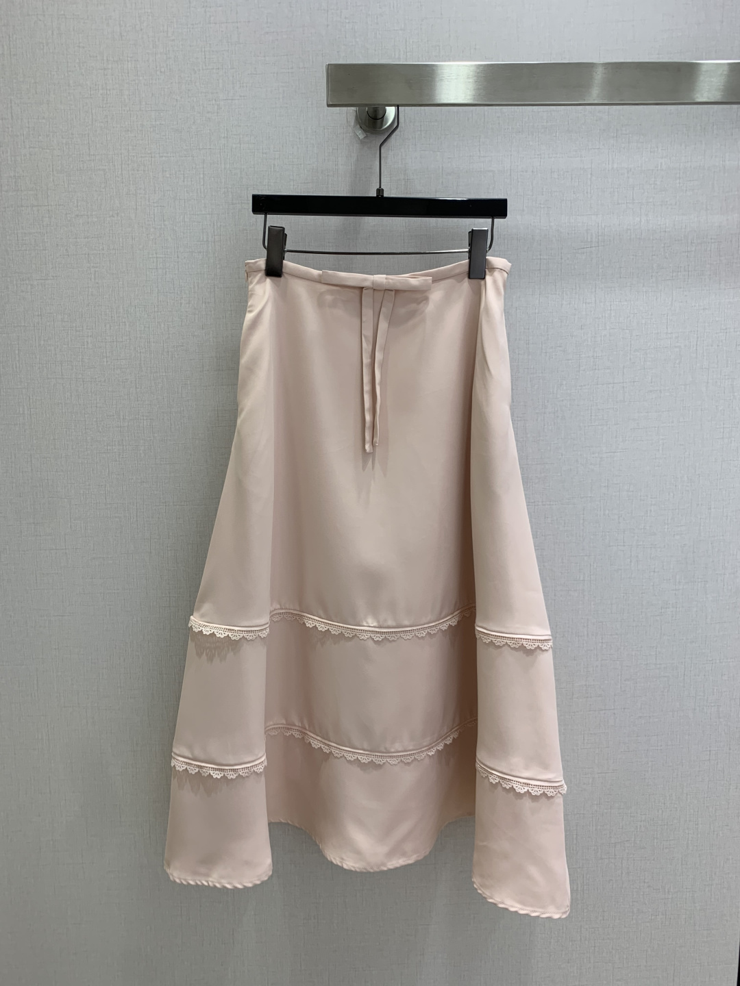 NO:909771,Highly recommended 26 spring and summer new bow lace long skirt, fashionable, low-key, luxurious and high-end!  The styles are versatile and not picky, the original customized technical fabrics, the quality of workmanship depends on the details. A must-have for Bai Fumei!  One color SML code high quality,,skirts,19860909强烈推荐 26春夏新款 蝴蝶结拼蕾丝长半裙 时髦低调气质又奢华高级！版型百搭不挑人,原版定制科技面料 做工品质看细节.白富美必入！一个色 SML码 高品质,,skirts,,Women's clothing