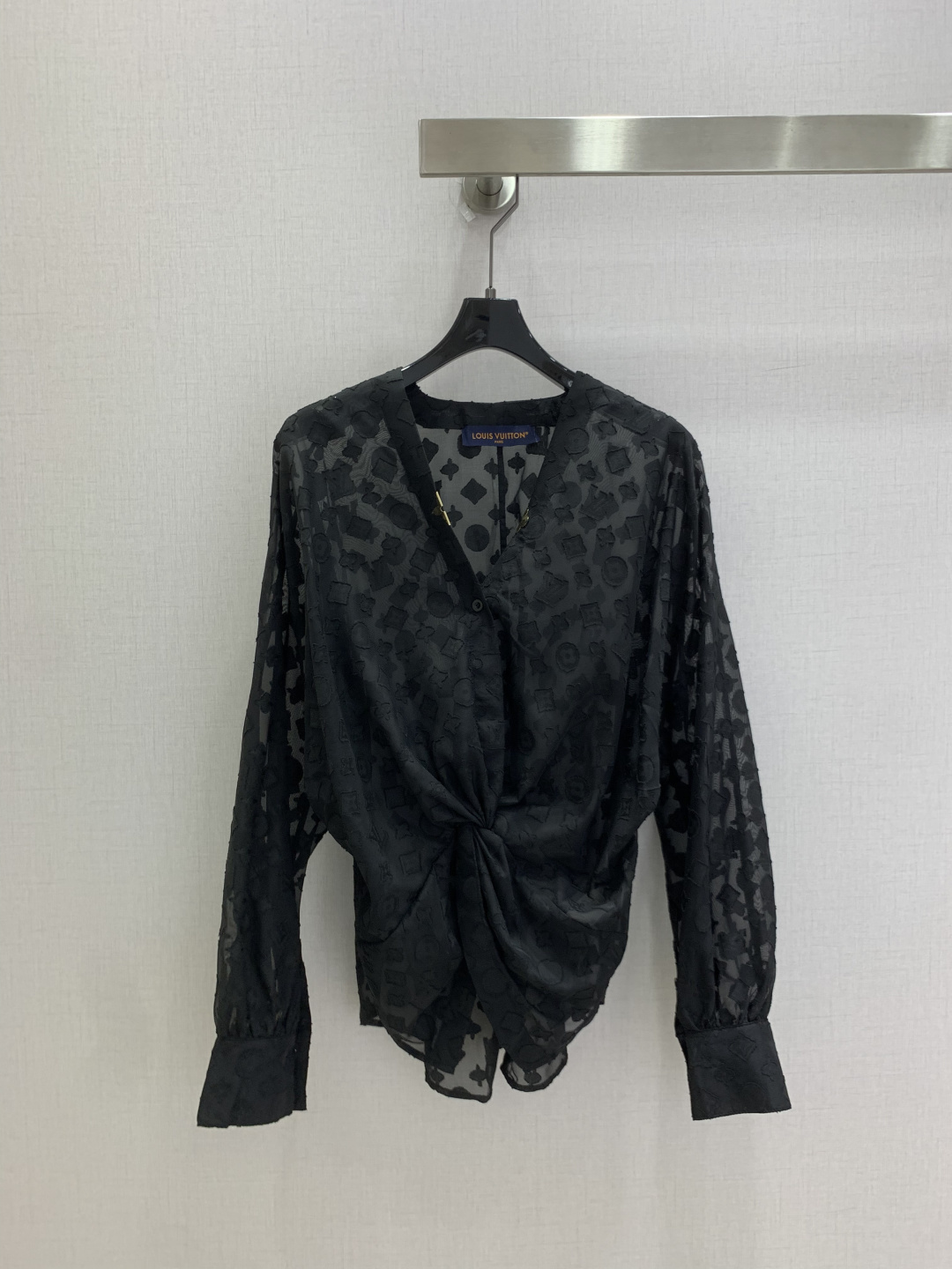 NO:909759,Highly recommended 26 spring and summer new style jacquard mesh twisted long-sleeved top, vaguely fashionable and discreet, cute style, full of small details that are a plus. Exquisite workmanship, age-reducing fashion, good hold style, won the hearts of fairies, soft and textured, classic, one color, SML code, high quality,,19860909强烈推荐 26春夏新款 提花网纱扭褶长袖上衣 若隐若现时尚小心机 可A可乖的风格,满满小细节太加分了.做工精致 减龄时尚 好HOLD住造型 深得仙女心 柔软有质感 经典之作 一个色 SML码 高品质,,,Women's clothing