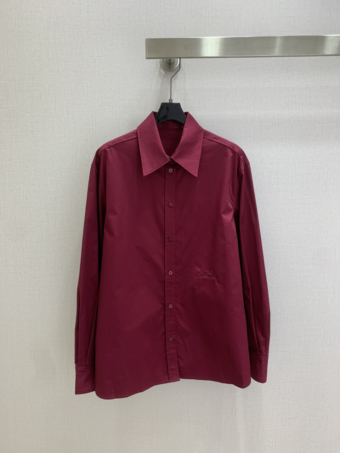 NO:922400,Highly recommended 26 spring and summer new embroidered lapel shirt, low-key luxury three-dimensional tailoring, streamlined line design, noble and elegant yet full of gentle and intellectual temperament. Imported special materials will be amazing when you receive it. The texture of the customized fabric is amazing!  Four colors, SMLXL code, high quality, shirts,19860909强烈推荐 26春夏新款 刺绣翻领衬衫 低调奢华立体剪裁 精简线条感设计 高贵典雅又尽显温柔知性的气质 进口特殊材质 收到手会很惊艳 定制面料质感超赞！四个色 SMLXL码 高品质,,shirts,,Women's clothing