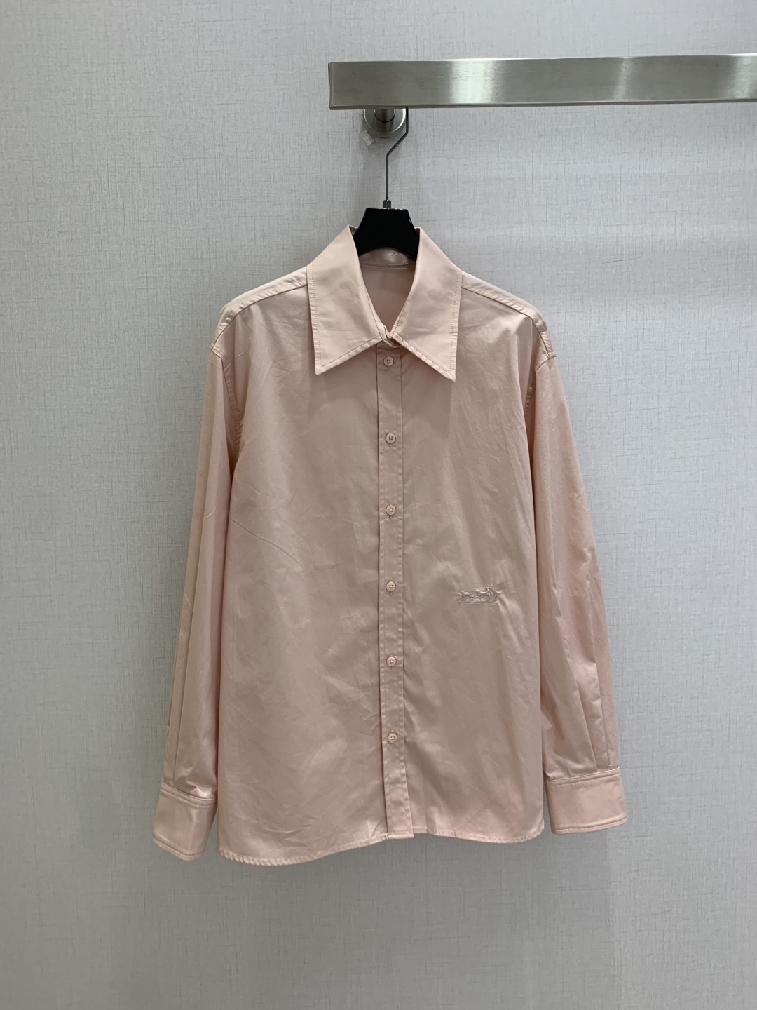 NO:922387,Highly recommended 26 spring and summer new embroidered lapel shirt, low-key luxury three-dimensional tailoring, streamlined line design, noble and elegant yet full of gentle and intellectual temperament. Imported special materials will be amazing when you receive it. The texture of the customized fabric is amazing!  Four colors, SMLXL code, high quality, shirts,19860909强烈推荐 26春夏新款 刺绣翻领衬衫 低调奢华立体剪裁 精简线条感设计 高贵典雅又尽显温柔知性的气质 进口特殊材质 收到手会很惊艳 定制面料质感超赞！四个色 SMLXL码 高品质,,shirts,,Women's clothing