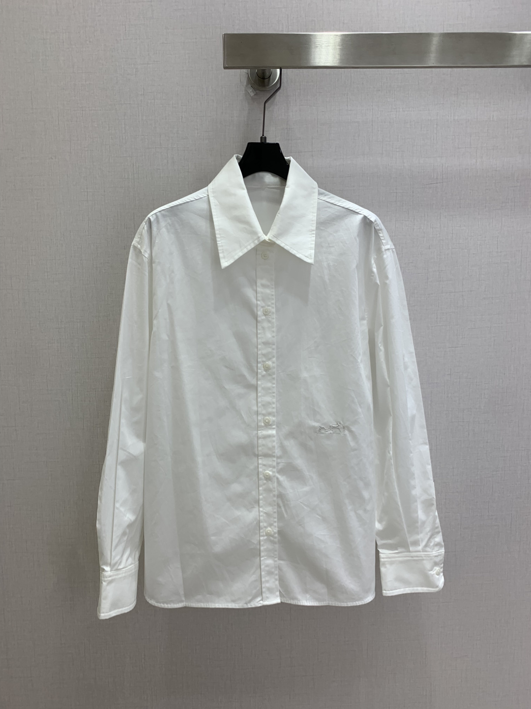 NO:922374,Highly recommended 26 spring and summer new embroidered lapel shirt, low-key luxury three-dimensional tailoring, streamlined line design, noble and elegant yet full of gentle and intellectual temperament. Imported special materials will be amazing when you receive it. The texture of the customized fabric is amazing!  Four colors, SMLXL code, high quality, shirts,19860909强烈推荐 26春夏新款 刺绣翻领衬衫 低调奢华立体剪裁 精简线条感设计 高贵典雅又尽显温柔知性的气质 进口特殊材质 收到手会很惊艳 定制面料质感超赞！四个色 SMLXL码 高品质,,shirts,,Women's clothing