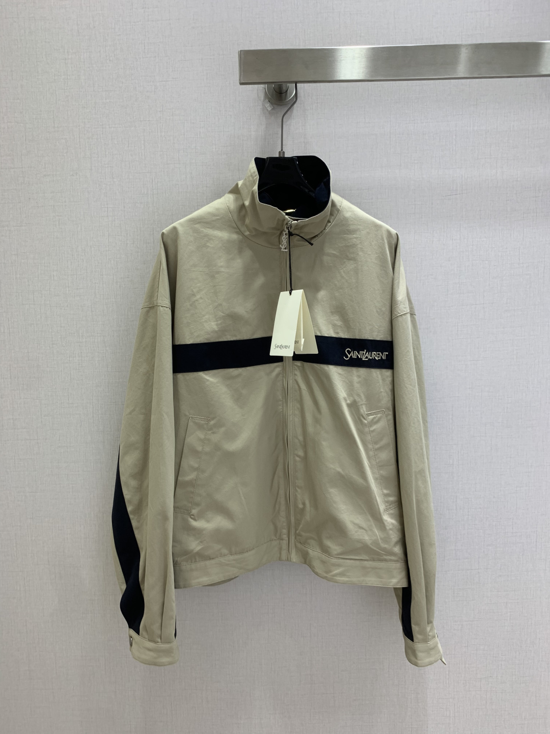 NO:922351,Highly recommended for the 26 spring and summer new color-blocked stand-up collar zipper jacket. It is an instant hit after shipment. The special material has a texture. Every small detail is paid great attention to. It has just the right sense of high-end. Three-dimensional tailoring makes the upper body of the garment more refined and western-style. The molding is customized for decoration. The real thing is amazing!  Fine workmanship, look at the details, one color, SMLXL code, high quality, jackets & coats,19860909强烈推荐 26春夏新款 拼色立领拉链外套 出货即爆单 特殊材质有肌理感 每个小细节都非常注重 恰到好处的高级感 立体剪裁 让成衣上身更为精致洋气 开模定制装饰 实物太赞啦！做工精细看细节 一个色 SMLXL码 高品质,,jackets & coats,,Women's clothing