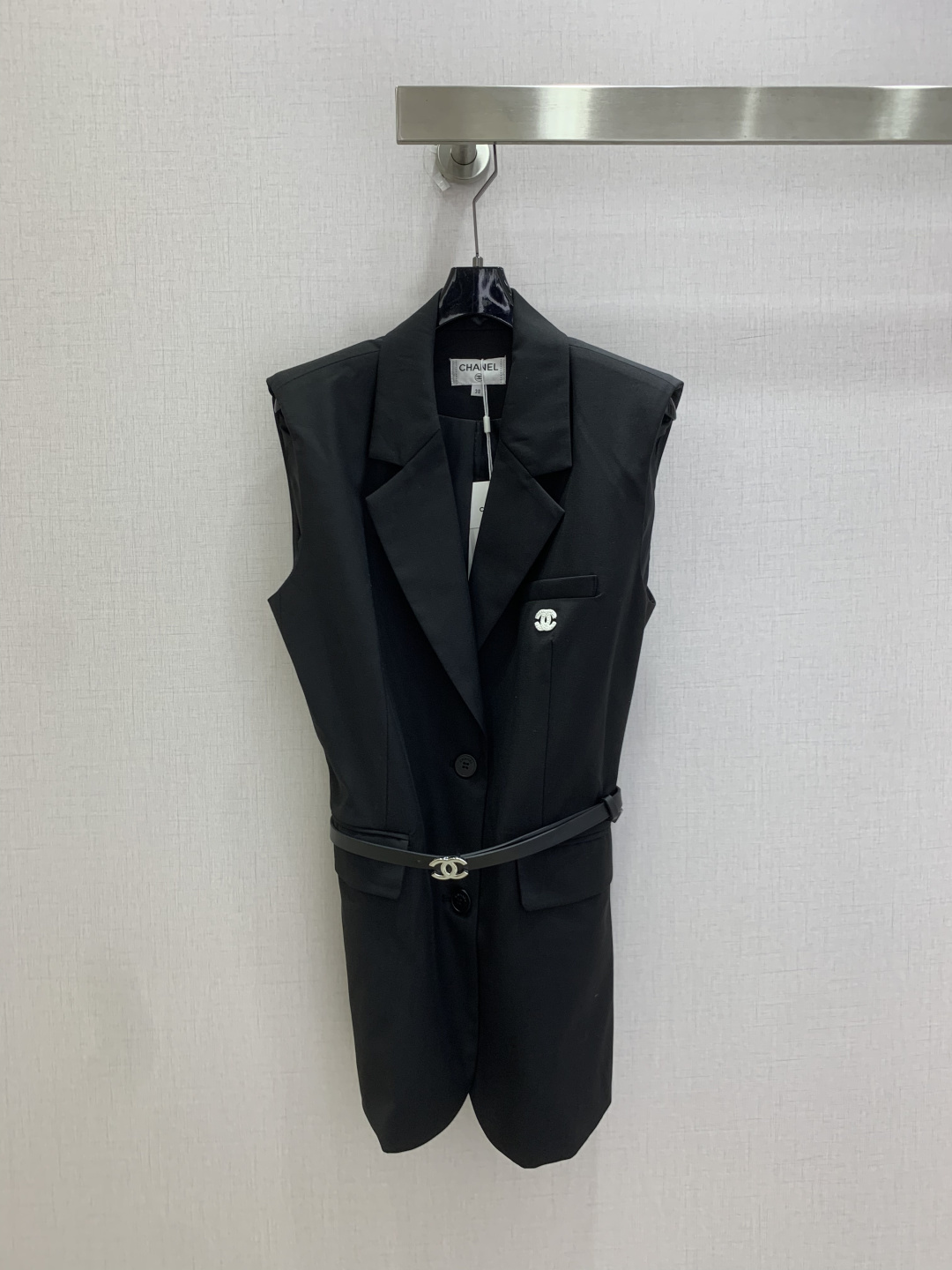 NO:911973,Highly recommended 26 spring and summer new style, belted sleeveless vest suit jacket, simple and elegant, very high-end imported texture, look at the details carefully, the upper body is very sassy, ​​clean and classy, ​​improves temperament~~ It is completely in accordance with the level of high-end ready-to-wear. It is impossible not to love it. A must-have item for temperament MM. Two colors, SML code, high quality, jackets & coats, business suit,19860909强烈推荐 26春夏新款 腰带无袖马甲西装外套 简洁大气 非常高级的进口质地 仔细看细节 上身非常飒 干净有品 提气质~~完全按照高定成衣水准 无法不爱 气质MM必入单品 两个色 SML码 高品质,,jackets & coats,business suit,,Women's clothing