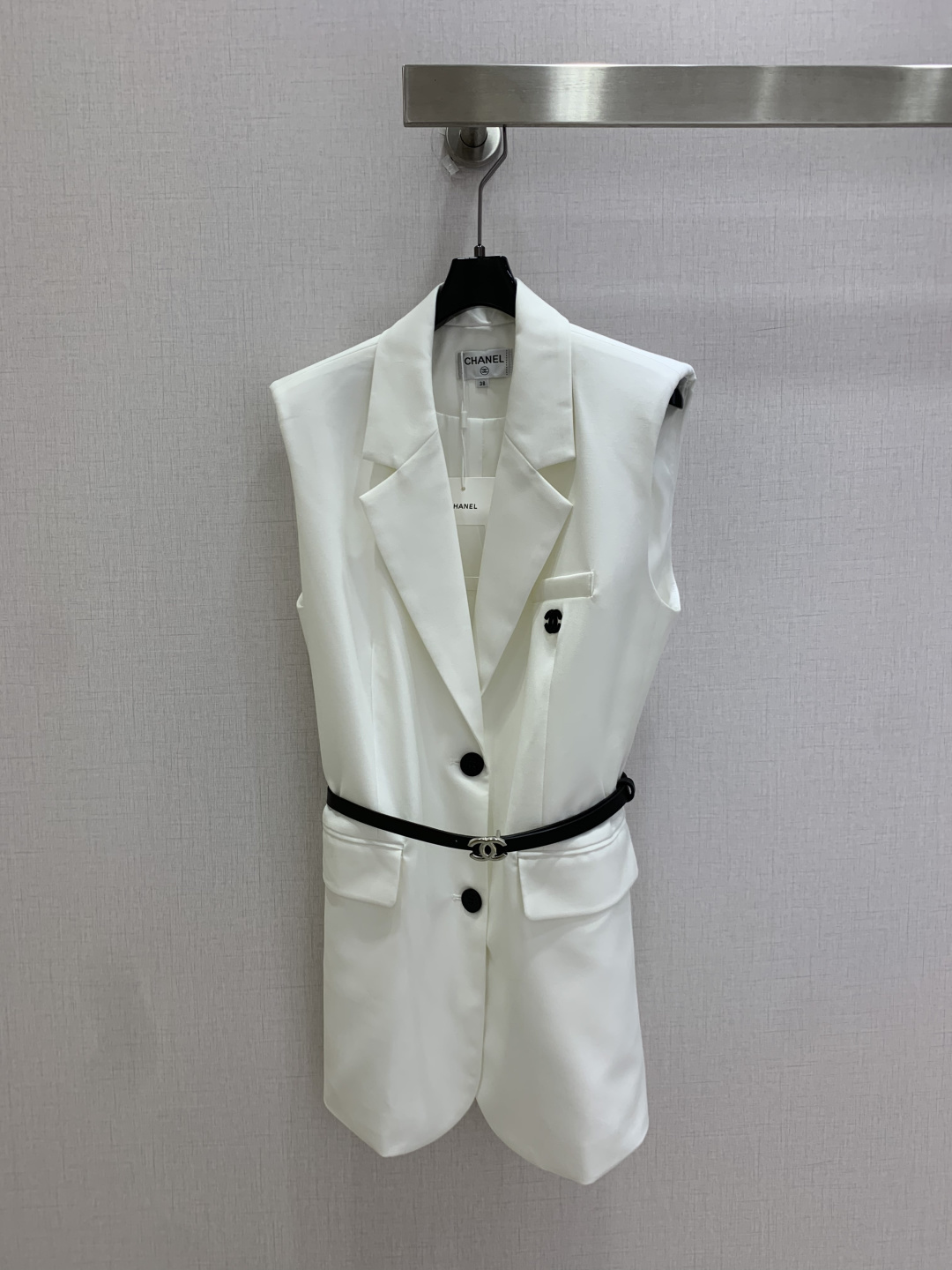 NO:911963,Highly recommended 26 spring and summer new style, belted sleeveless vest suit jacket, simple and elegant, very high-end imported texture, look at the details carefully, the upper body is very sassy, ​​clean and classy, ​​improves temperament~~ It is completely in accordance with the level of high-end ready-to-wear. It is impossible not to love it. A must-have item for temperament MM. Two colors, SML code, high quality, jackets & coats, business suit,19860909强烈推荐 26春夏新款 腰带无袖马甲西装外套 简洁大气 非常高级的进口质地 仔细看细节 上身非常飒 干净有品 提气质~~完全按照高定成衣水准 无法不爱 气质MM必入单品 两个色 SML码 高品质,,jackets & coats,business suit,,Women's clothing