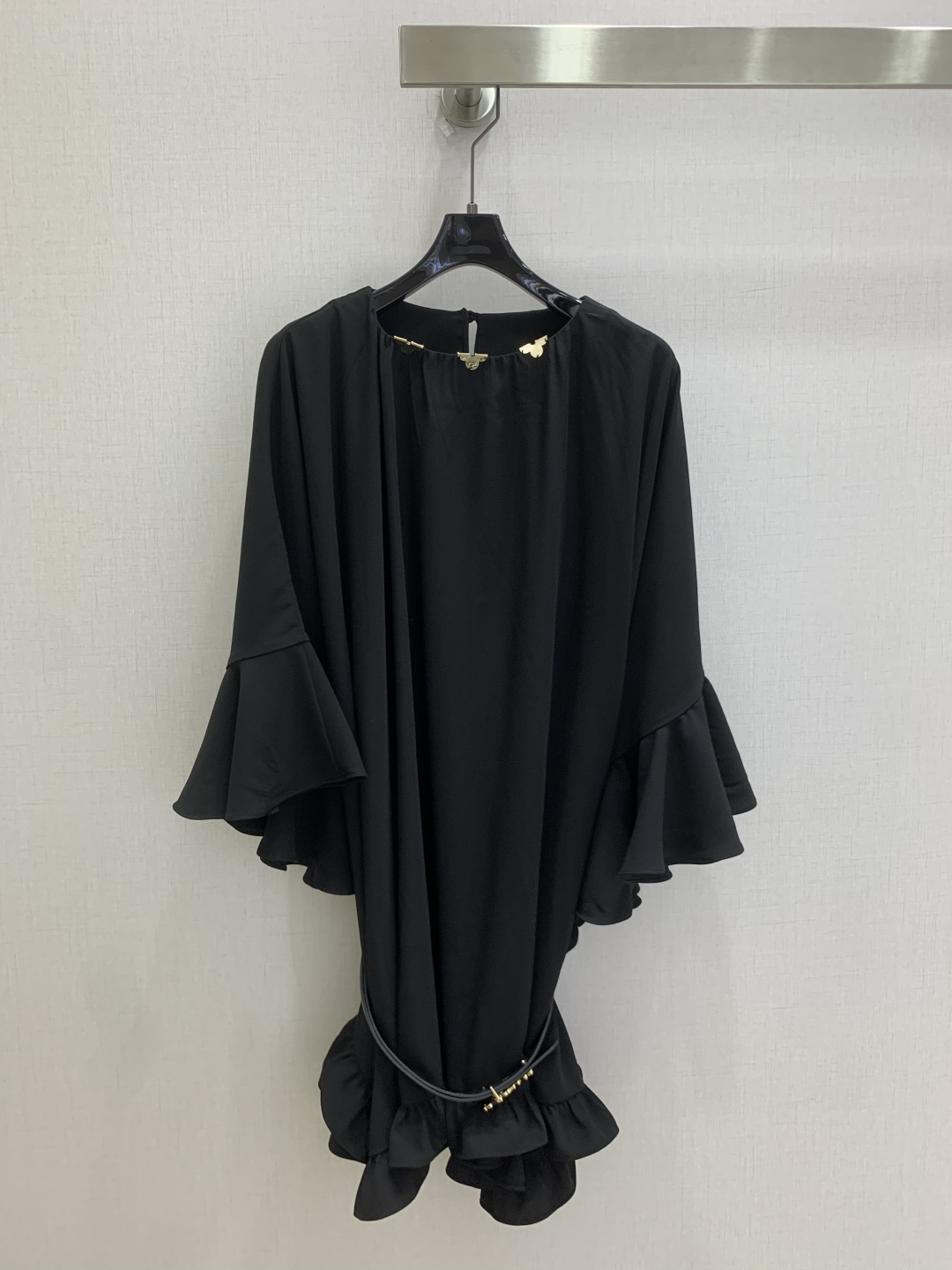 NO:912024,Highly recommended 26 spring and summer new style iris cape-style ruffled top with golden gold coin hardware around the neckline to hide identity in a low-key manner. Full shoulder-line cape cut, double-layered lotus leaf flying sleeves to hide the flesh. Iris petal wavy hem, belt-tie convertible dress. One color. SMLXL code. High quality, skirts,19860909强烈推荐 26春夏新款 鸢尾斗篷式荷叶边上衣 领口一圈金色金币五金,低调暗藏身份 整片无肩线斗篷剪裁,双层荷叶飞袖藏肉 鸢尾花瓣波浪下摆,系腰带可变连衣裙 一个色 SMLXL码 高品质,,skirts,,Women's clothing