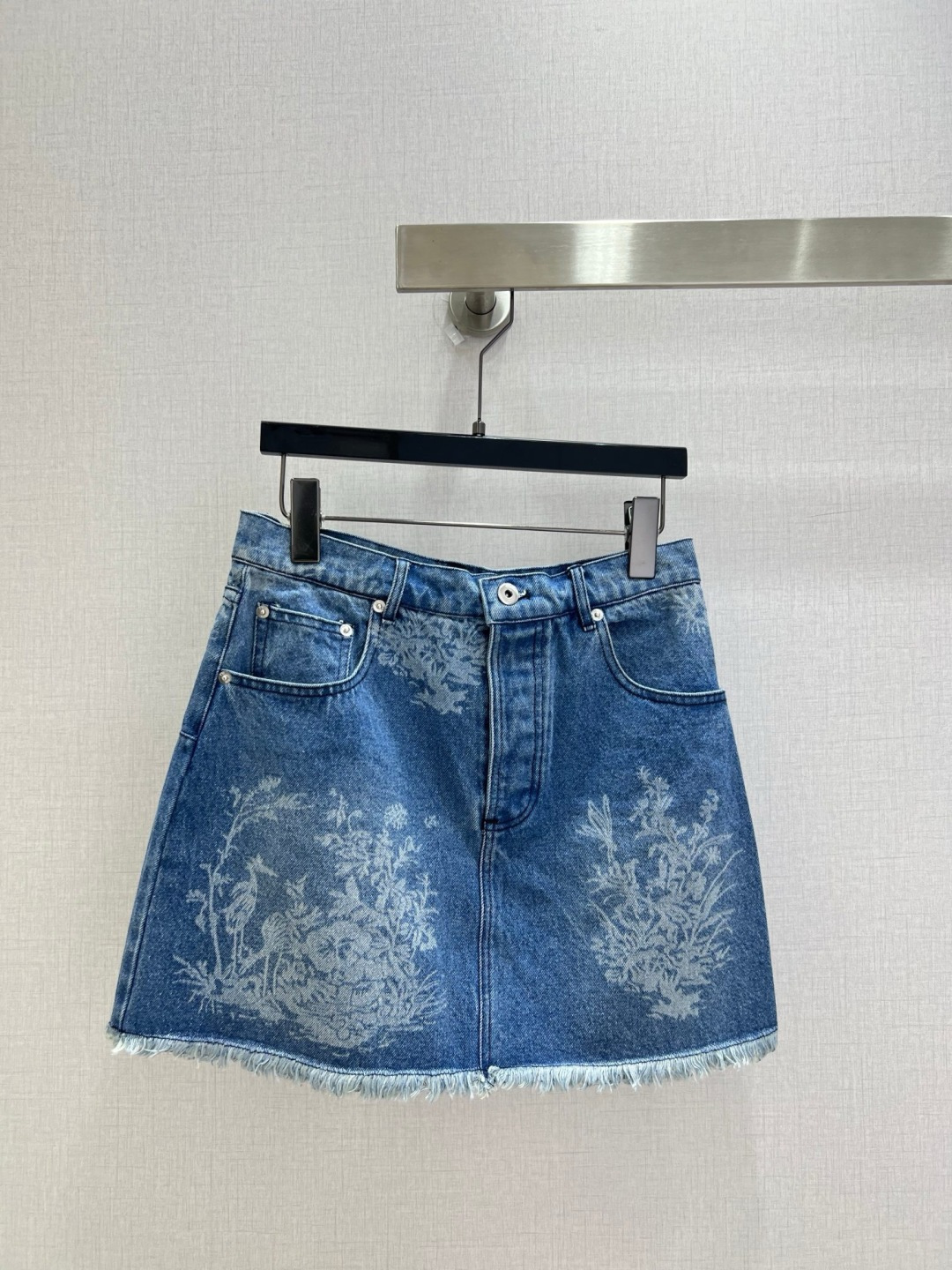 NO:911169,Highly recommended 26 spring and summer new style printed raw edge denim skirt, positioning laser printing, high-waisted straight A-line mini version, handmade raw edge tassels at the hem, can modify the false crotch width, thigh fat, and have a strong effect of lengthening the legs. One color, SMLXL code, high quality,,skirts,19860909强烈推荐 26春夏新款 印花毛边牛仔半裙 定位激光印花 高腰直筒A字迷你版型,下摆手工毛边流苏,能够修饰假胯宽、大腿赘肉,显腿长效果极强 一个色 SMLXL码 高品质,,skirts,,Women's clothing