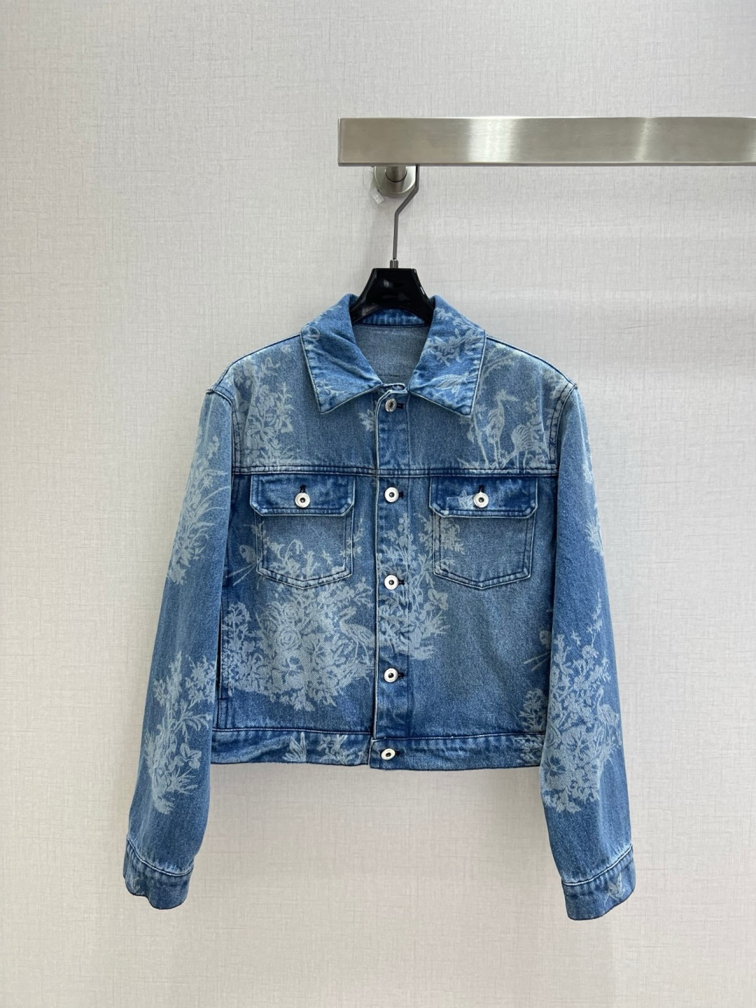 NO:911157,Highly recommended 26 spring and summer new style printed double pocket denim jacket, positioning laser printing, super fashionable, unique color tones, cool and sassy on the upper body, fine texture, natural cotton feel, muscular feel, super beautiful!  The details and workmanship are super good, new products are in stock, unboxed and available for grabs, one color, SMLXL code, high quality, jackets & coats,19860909强烈推荐 26春夏新款 印花双口袋牛仔外套 定位激光印花 超时髦 个性色调上身又酷又飒爽 纹理细腻,棉感自然,有筋骨感,超级漂亮！细节做工超级好,新品现货开箱开抢 一个色 SMLXL码 高品质,,jackets & coats,,Women's clothing