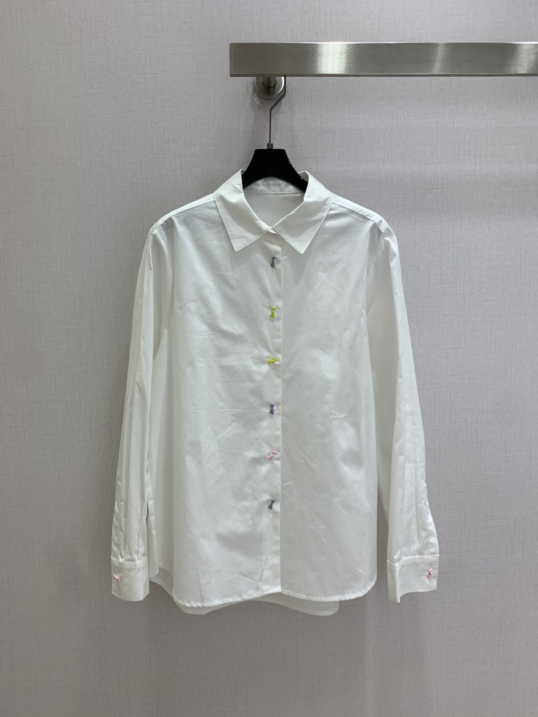 NO:912014,Highly recommended 26 spring and summer new color bow button-down shirt. The placket is all hand-sewn with macarons and small colorful bow buttons, which are the soul of the entire dress. Oversize long straight version, dropped shoulders, minimalist appearance hidden exquisite details. One color SMLXL code, high quality, versace, shirts,19860909强烈推荐 26春夏新款 彩色蝴蝶结排扣衬衫 门襟全部手工缝制马卡龙彩色小蝴蝶结扣,是整件衣服的灵魂标识.Oversize长款直筒版型,落肩剪裁 极简外表下暗藏精致细节 一个色 SMLXL码 高品质,,versace,shirts,,Women's clothing