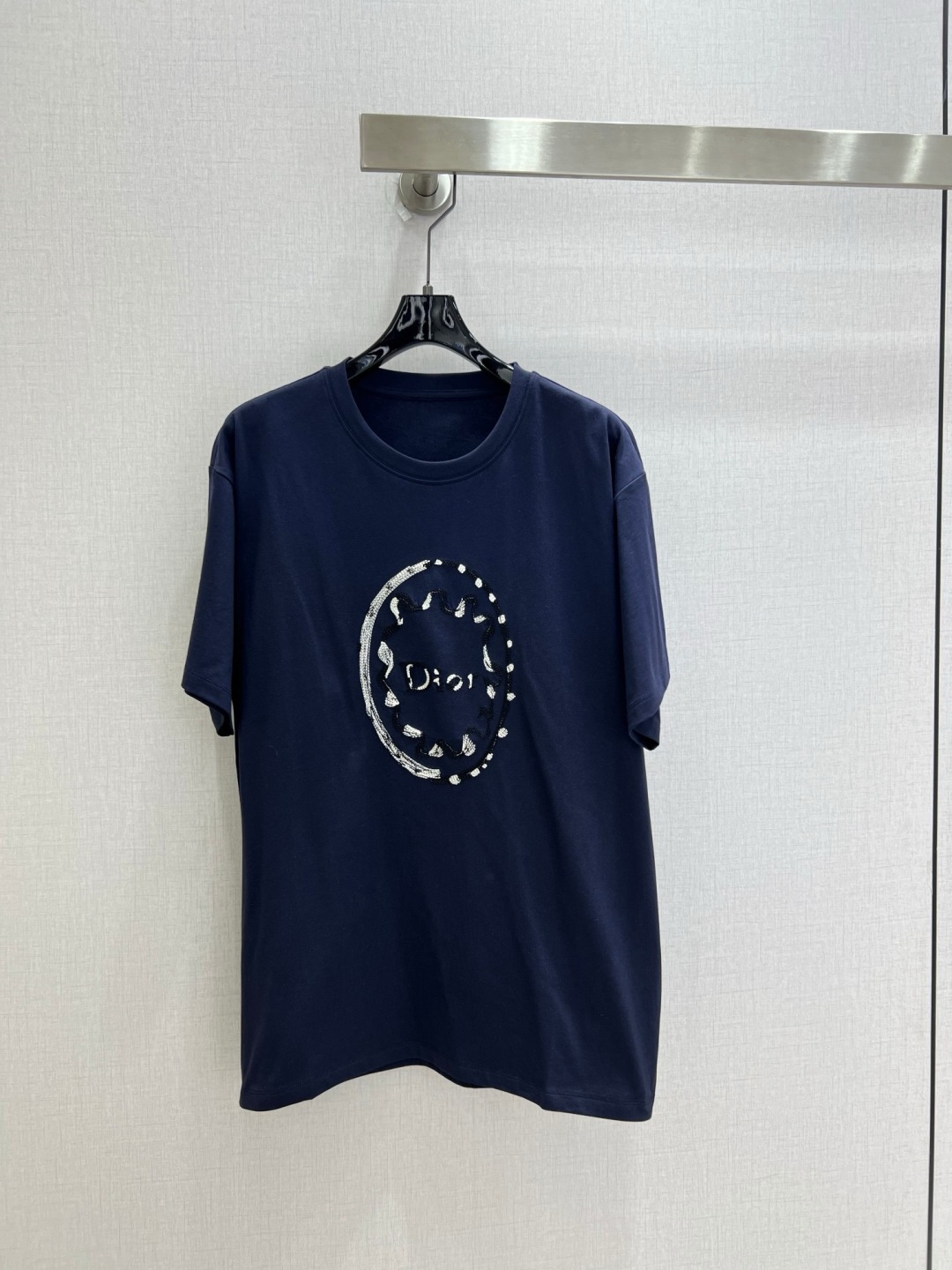 NO:912004,Highly recommended 26 spring and summer new style hand-painted wavy oval short-sleeved T-shirt. Hand-painted texture offset printing on the chest, irregular wavy oval border, old and mottled strokes, will not crack and fall off. Slightly loose shoulder version, not tight or strong, the upper body is soft and smooth, not easy to deform and turn yellow. Two colors SML code, high quality l,, T-shirt, tees, t-shirt,19860909强烈推荐 26春夏新款 手绘波浪椭圆短袖T恤 胸前为手绘肌理胶印,不规则波浪椭圆边框,笔触做旧斑驳,不会开裂脱落.微宽松正肩版型,不紧绷不显壮,上身软糯顺滑、不易变形发黄 两个色 SML码 高品质l,,T-shirt,tees，t-shirt,,Women's clothing