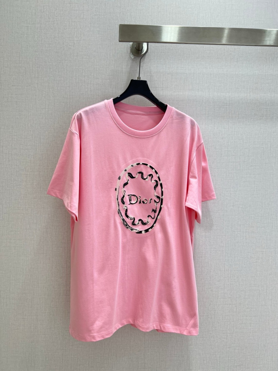 NO:911994,Highly recommended 26 spring and summer new style hand-painted wavy oval short-sleeved T-shirt. Hand-painted texture offset printing on the chest, irregular wavy oval border, old and mottled strokes, will not crack and fall off. Slightly loose shoulder version, not tight or strong, the upper body is soft and smooth, not easy to deform and turn yellow. Two colors SML code, high quality, T-shirt, tees, t-shirt,19860909强烈推荐 26春夏新款 手绘波浪椭圆短袖T恤 胸前为手绘肌理胶印,不规则波浪椭圆边框,笔触做旧斑驳,不会开裂脱落.微宽松正肩版型,不紧绷不显壮,上身软糯顺滑、不易变形发黄 两个色 SML码 高品质,,T-shirt,tees，t-shirt,,Women's clothing