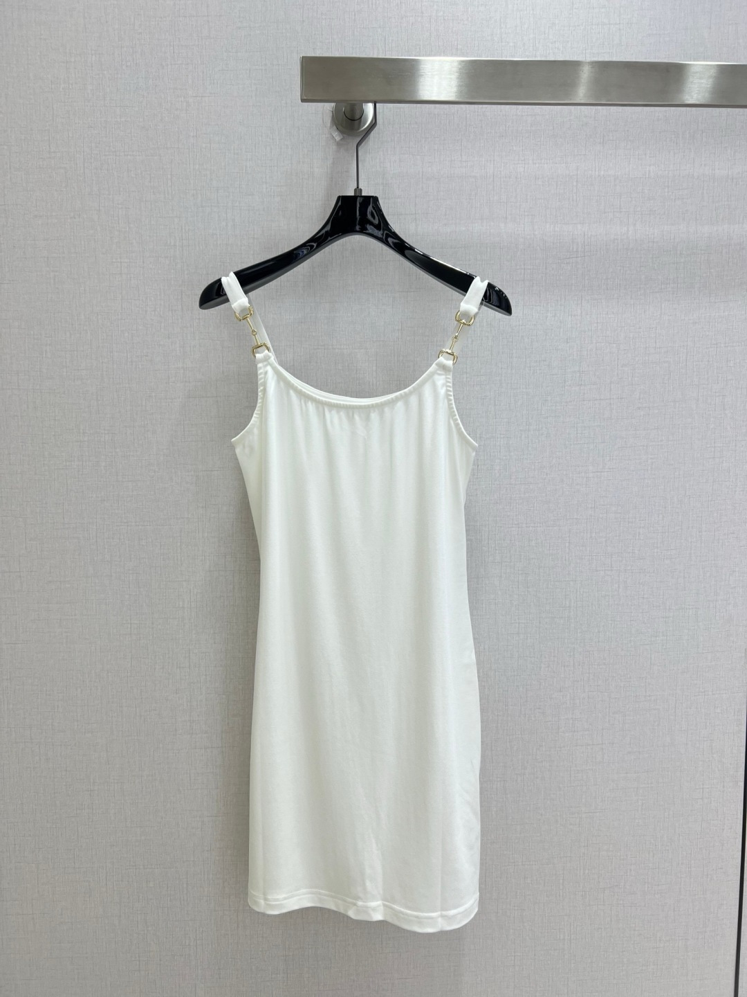 NO:910455,Highly recommended 26 spring and summer new horsebit suspender dress, retro and fashionable, low-key temperament and luxurious high-end!  The styles are versatile and not picky, the original customized technical fabrics, the quality of workmanship depends on the details. A must-have for Bai Fumei!  Two colors SML code high quality,skirts,19860909强烈推荐 26春夏新款 马衔扣吊带连衣裙 复古时髦 低调气质又奢华高级！版型百搭不挑人,原版定制科技面料 做工品质看细节.白富美必入！两个色 SML码 高品质,,skirts,,Women's clothing
