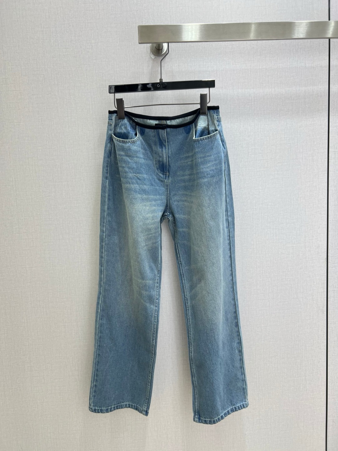 NO:910444,Highly recommended 26 spring and summer new style waistband denim trousers, high-end production ~ super fashionable, cool and sassy upper body, fine texture, natural cotton feel, muscular feel, super beautiful!  The details and workmanship are super good, new products are in stock, unboxing and grabbing, one color SML code, high quality l,,19860909强烈推荐 26春夏新款 拼腰头牛仔长裤 高版出品～超时髦 上身又酷又飒爽 纹理细腻,棉感自然,有筋骨感,超级漂亮！细节做工超级好,新品现货开箱开抢 一个色 SML码 高品质l,,,Women's clothing