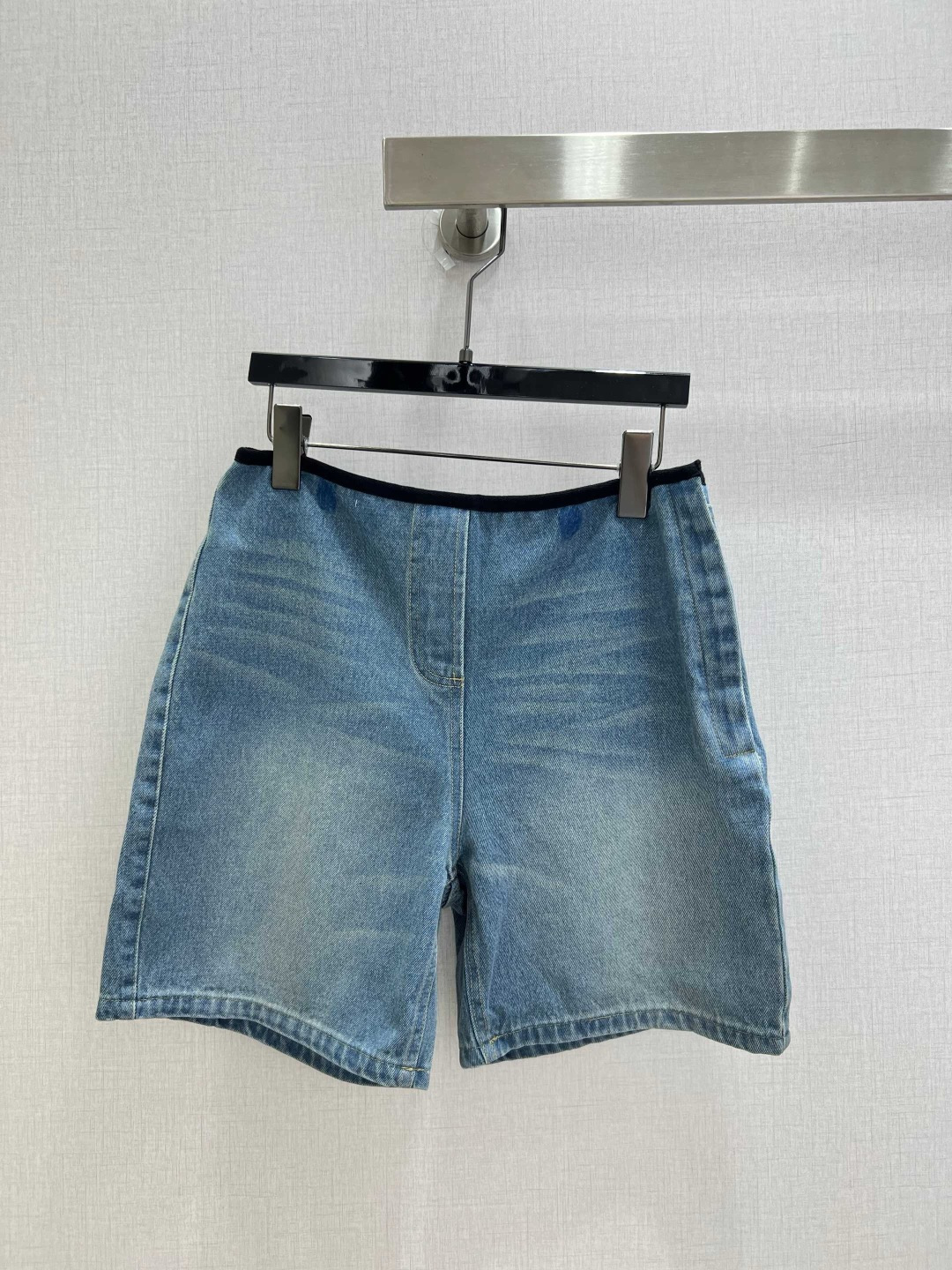 NO:910431,Highly recommended 26 spring and summer new style mid-waisted denim pants. High-end production ~ super fashionable. The upper body is cool and sassy. The texture is fine, the cotton feels natural, the muscles are strong, and super beautiful!  The details and workmanship are super good, new products are in stock, unboxed and available for grabs, one color SML code, high quality,19860909强烈推荐 26春夏新款 拼腰头牛仔中裤 高版出品～超时髦 上身又酷又飒爽 纹理细腻,棉感自然,有筋骨感,超级漂亮！细节做工超级好,新品现货开箱开抢 一个色 SML码 高品质,,,Women's clothing