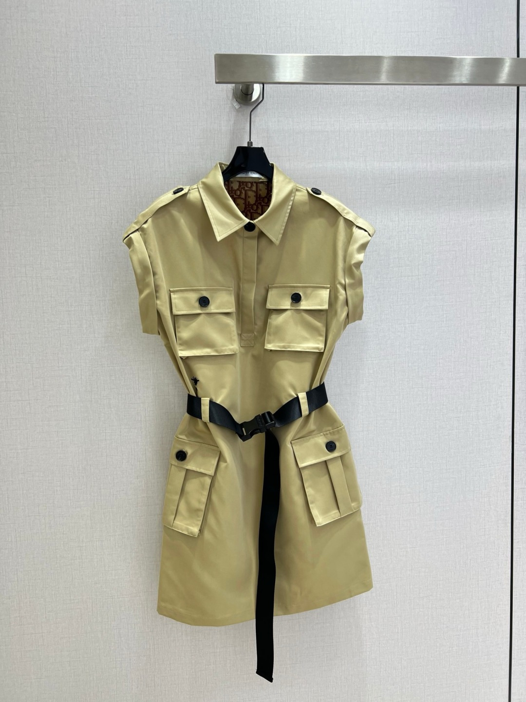 NO:910420,Highly recommended 26 spring and summer new style pocket work buckle belt dress with British style and classic design. The upper body is exquisite and capable, and it can be matched with ease!  The customized imported fabrics are crisp and stylish, with a full sense of high-end. Full of texture and fashionable, it is recommended to buy!  The quality of workmanship depends on the details. One color SML code, high quality, skirts,19860909强烈推荐 26春夏新款 口袋工装卡扣腰带连衣裙 英伦风气质 经典款设计 上身精致又干练得体,搭配起来随心应手！定制的进口面料挺括有型 满满的高级感.质感十足,时尚潮流 ,推荐入手！ 做工品质看细节 一个色 SML码 高品质,,skirts,,Women's clothing