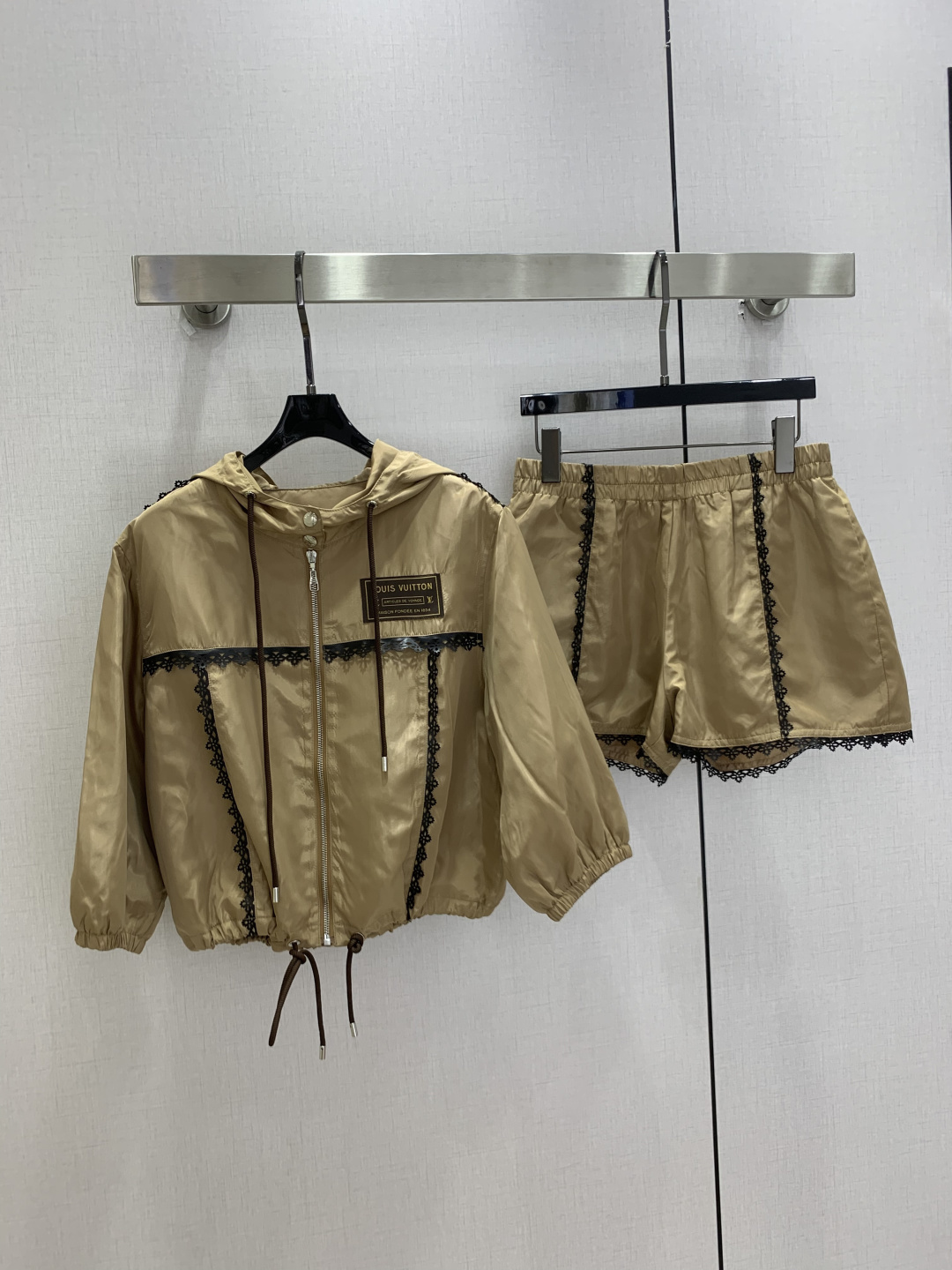 NO:911125,Highly recommended 26 spring and summer new lace hooded shorts suit, fashionable, low-key, luxurious and high-end!  The styles are versatile and not picky, the original customized technical fabrics, the quality of workmanship depends on the details. A must-have for Bai Fumei!  One color SML code high quality,,shorts,hats,19860909强烈推荐 26春夏新款 拼蕾丝连帽短裤套装 时髦低调气质又奢华高级！版型百搭不挑人,原版定制科技面料 做工品质看细节.白富美必入！一个色 SML码 高品质,,shorts,hats,,Women's clothing