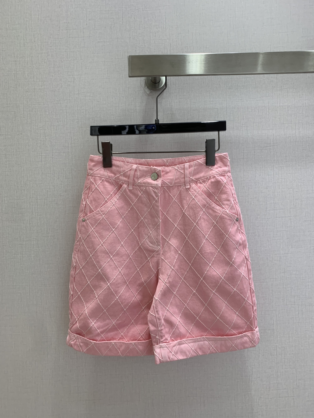 NO:911121,Highly recommended 26 spring and summer new style diamond cuffed denim pants. Super fashionable. The upper body is cool and sassy with a unique color tone. The texture is delicate, the cotton feels natural, the muscles are strong, and super beautiful!  The details and workmanship are super good, new products are in stock, unboxed and available for grabs, one color SML code, high quality,19860909强烈推荐 26春夏新款 菱格翻边牛仔中裤 超时髦 个性色调上身又酷又飒爽 纹理细腻,棉感自然,有筋骨感,超级漂亮！细节做工超级好,新品现货开箱开抢 一个色 SML码 高品质,,,Women's clothing